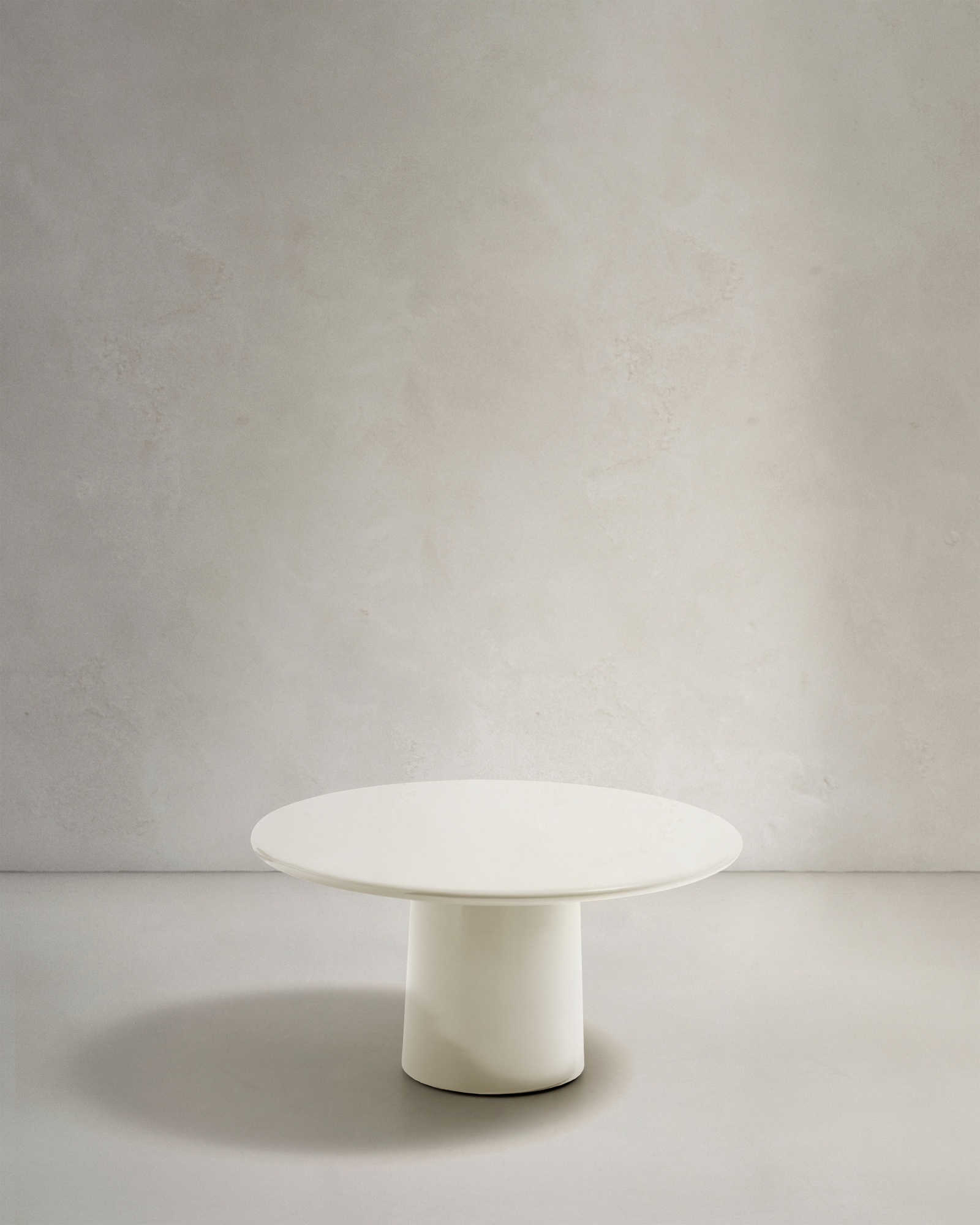 Журнальный столик Albanella из цемента с глянцевой белой отделкой Ø85 см La Forma (ex Julia Grup)