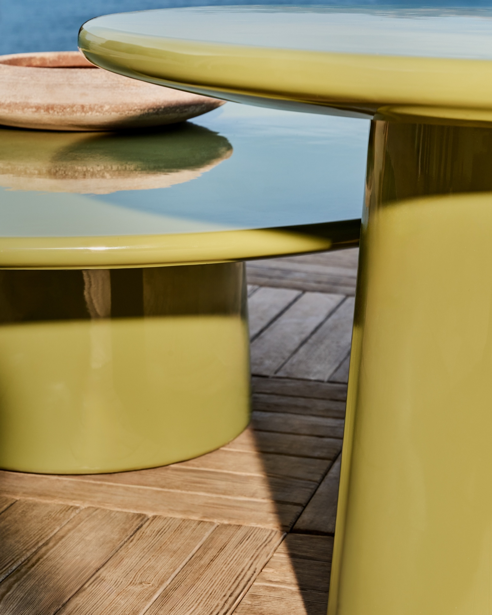 Журнальный столик Albanella из цемента с глянцевой зелёной отделкой Ø110 см La Forma (ex Julia Grup)