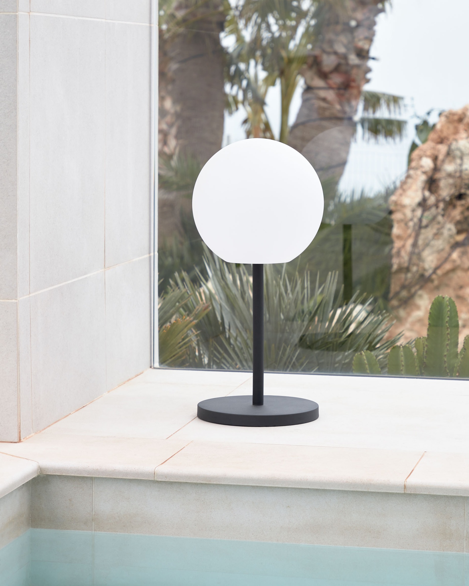 Настольная лампа Lape из черной стали La Forma (ex Julia Grup)