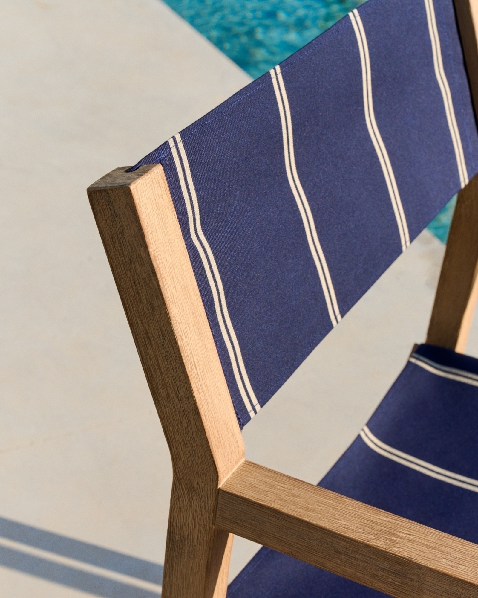 Уличный складной стул Vilara в сине-бежевую полоску из акации La Forma (ex Julia Grup)