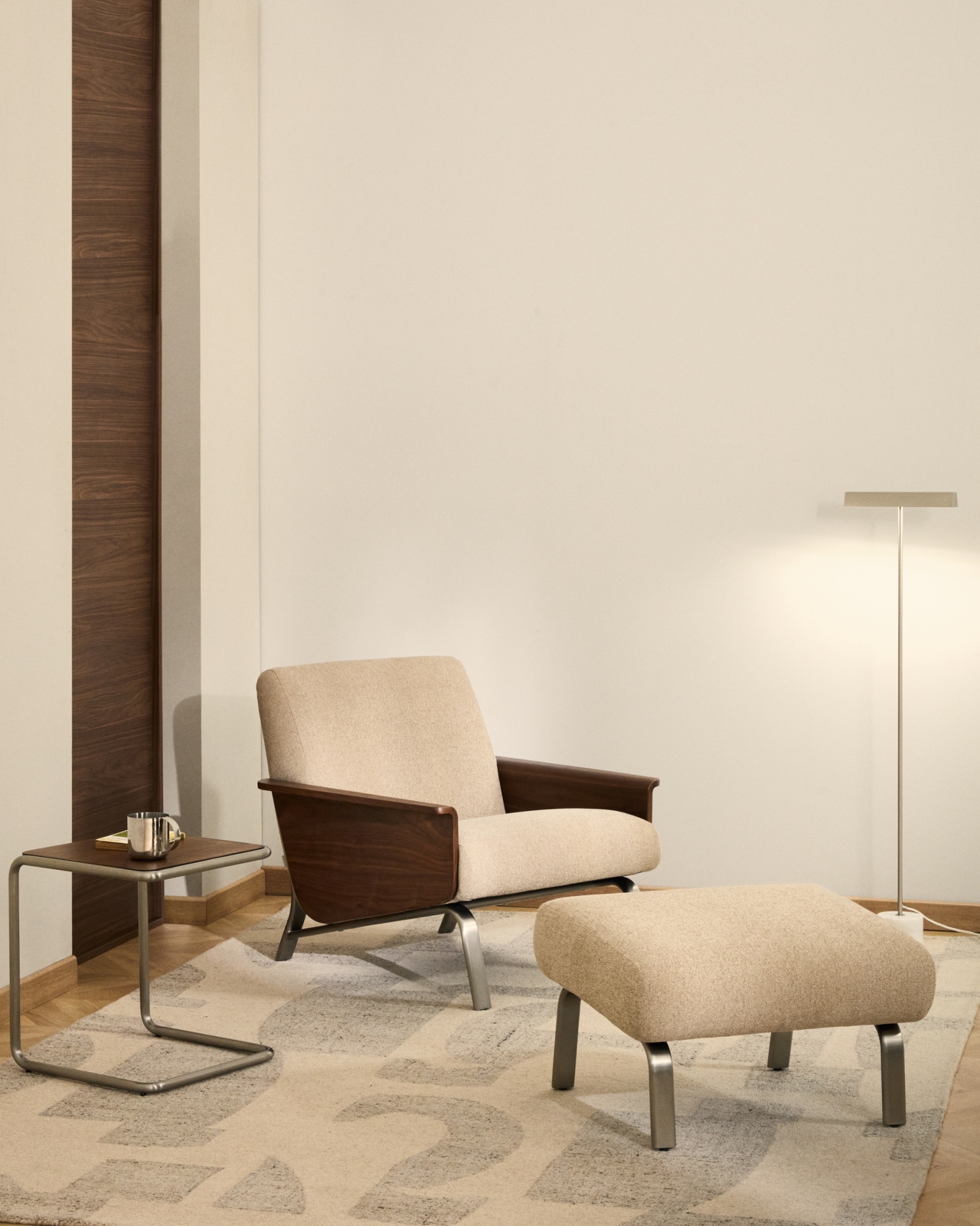 Кресло Amsen светло-коричневое из ореховой фанеры с ножками из стали La Forma (ex Julia Grup)