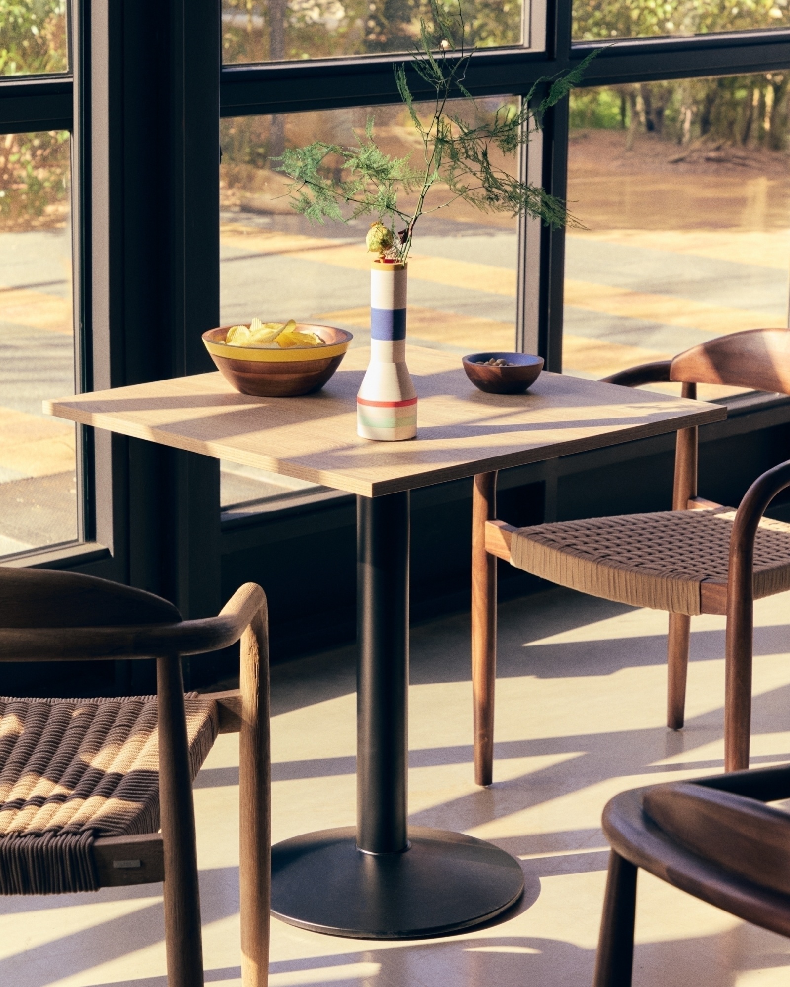 Esilda Стол из меламина с натуральной отделкой и черной металлической ножкой 70 x 70 x 70 см La Forma (ex Julia Grup)