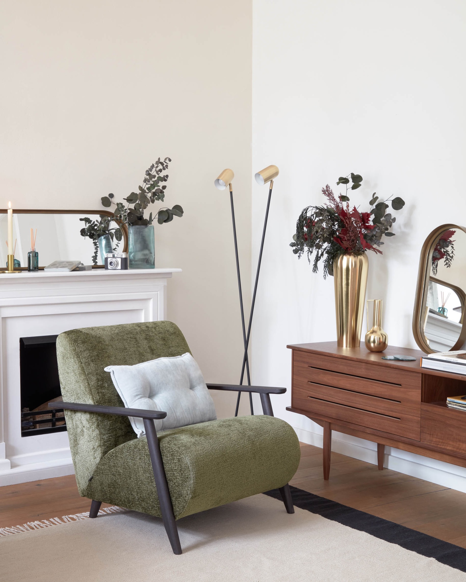 Торшер Clemence из черного металла с абажурами с золотой отделкой La Forma (ex Julia Grup)