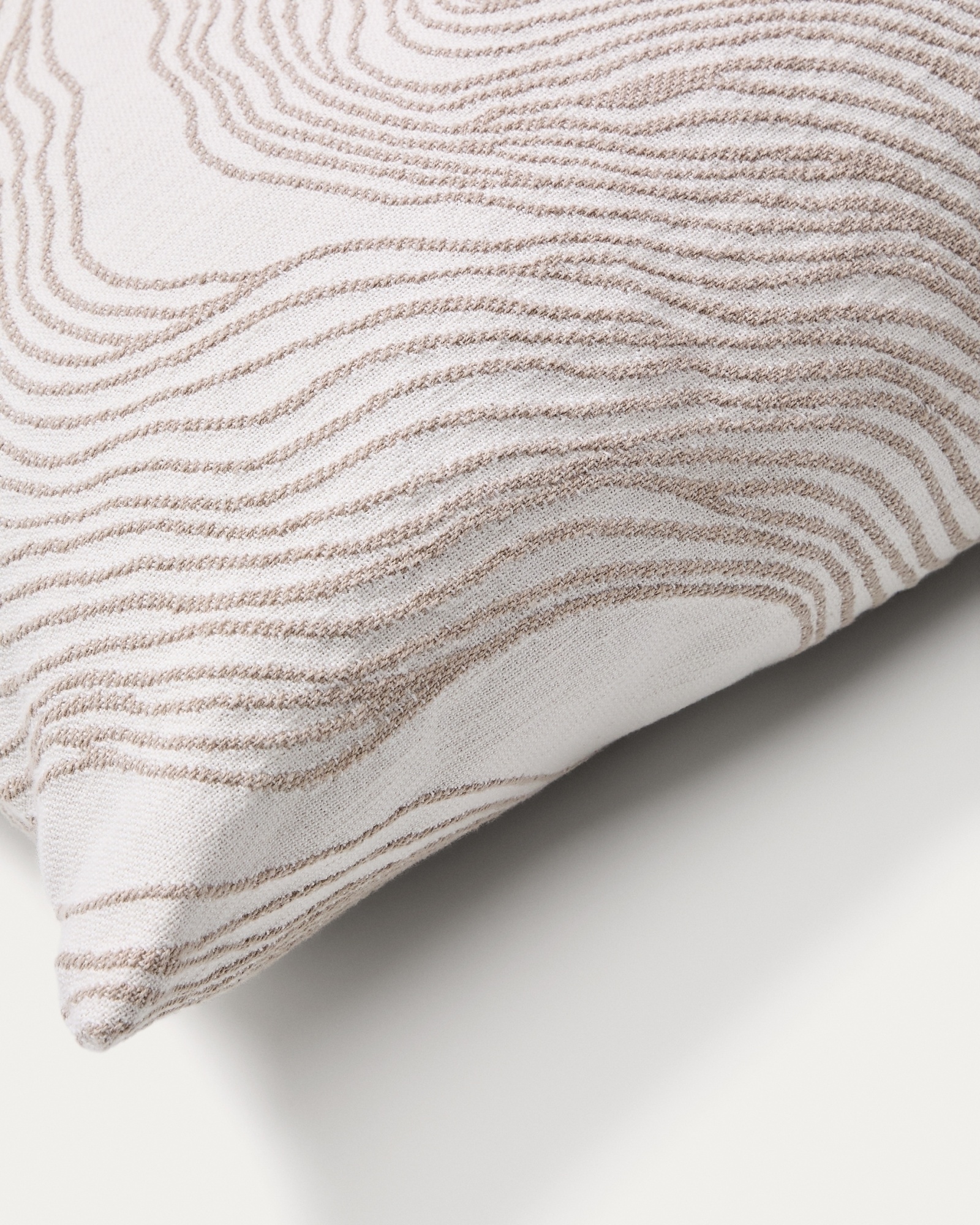 Чехол для подушки Ondara с бежевым графическим узором 50 x 50 см La Forma (ex Julia Grup)