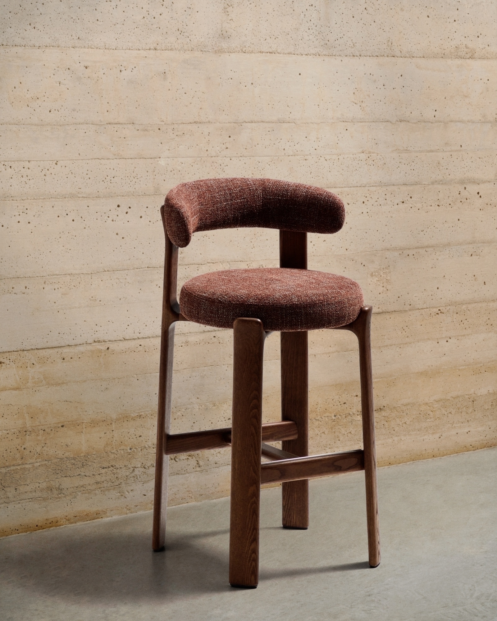 Барный стул Granite из коричневой синели и ясеня с отделкой орех 75 см La Forma (ex Julia Grup)