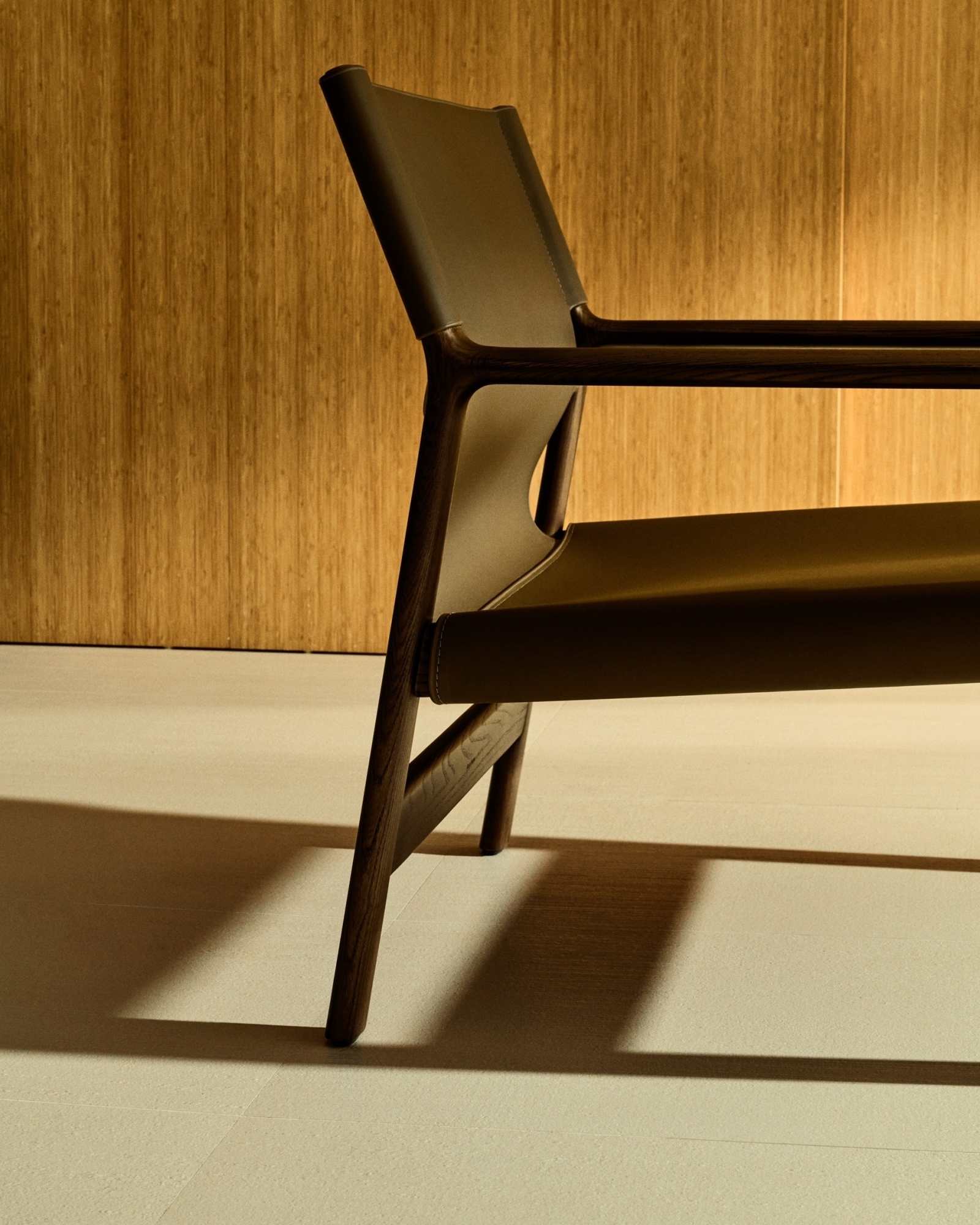 Кресло Jan из переработанной кожи темно-коричневого цвета и ясеня в ореховом цвете La Forma (ex Julia Grup)