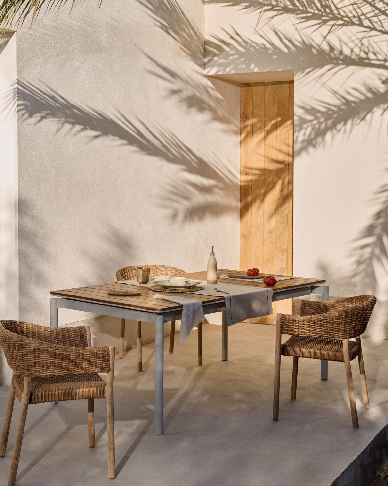 Уличный раздвижной стол Canyelles из полистирола и алюминия светло-серого цвета, 180 (240) x 100 La Forma (ex Julia Grup)