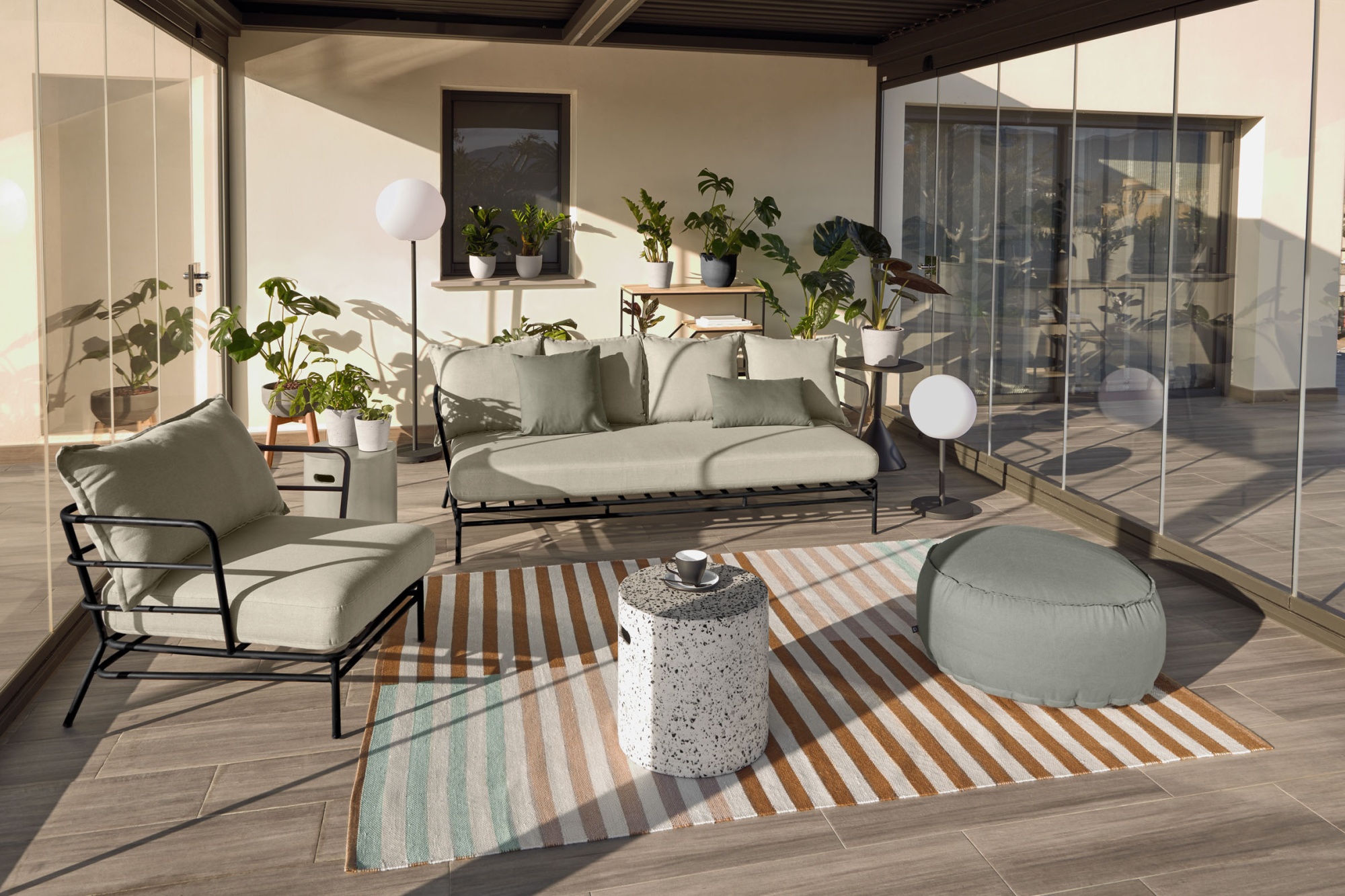 Приставной столик Yinan Ø 48 cm черный La Forma (ex Julia Grup)