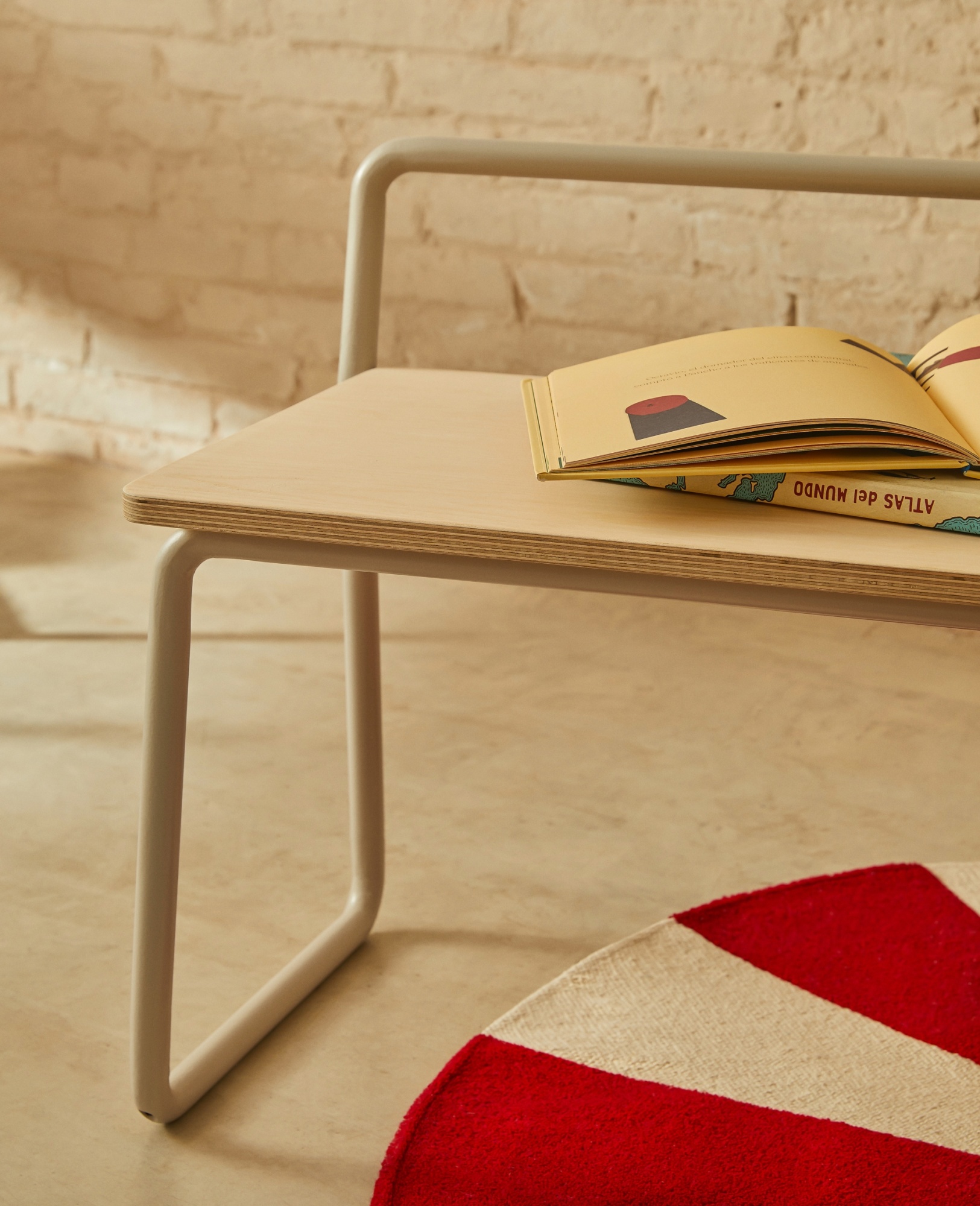 Скамейка из ясеневого шпона Tinn с бежевой металлической конструкцией, 75 см La Forma (ex Julia Grup)