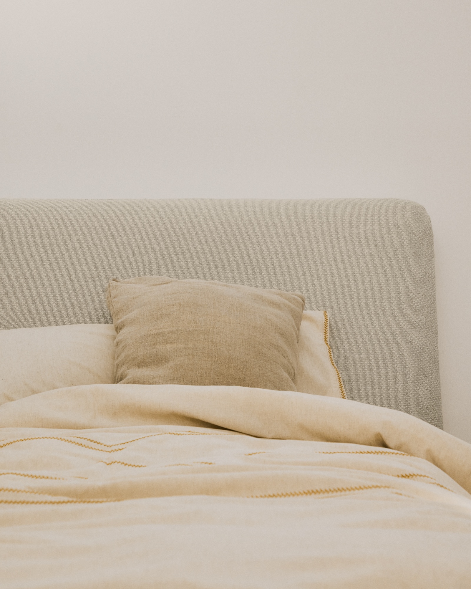 Кровать Martina со съемным чехлом из шенилла цвета экрю 90 x 200 La Forma (ex Julia Grup)