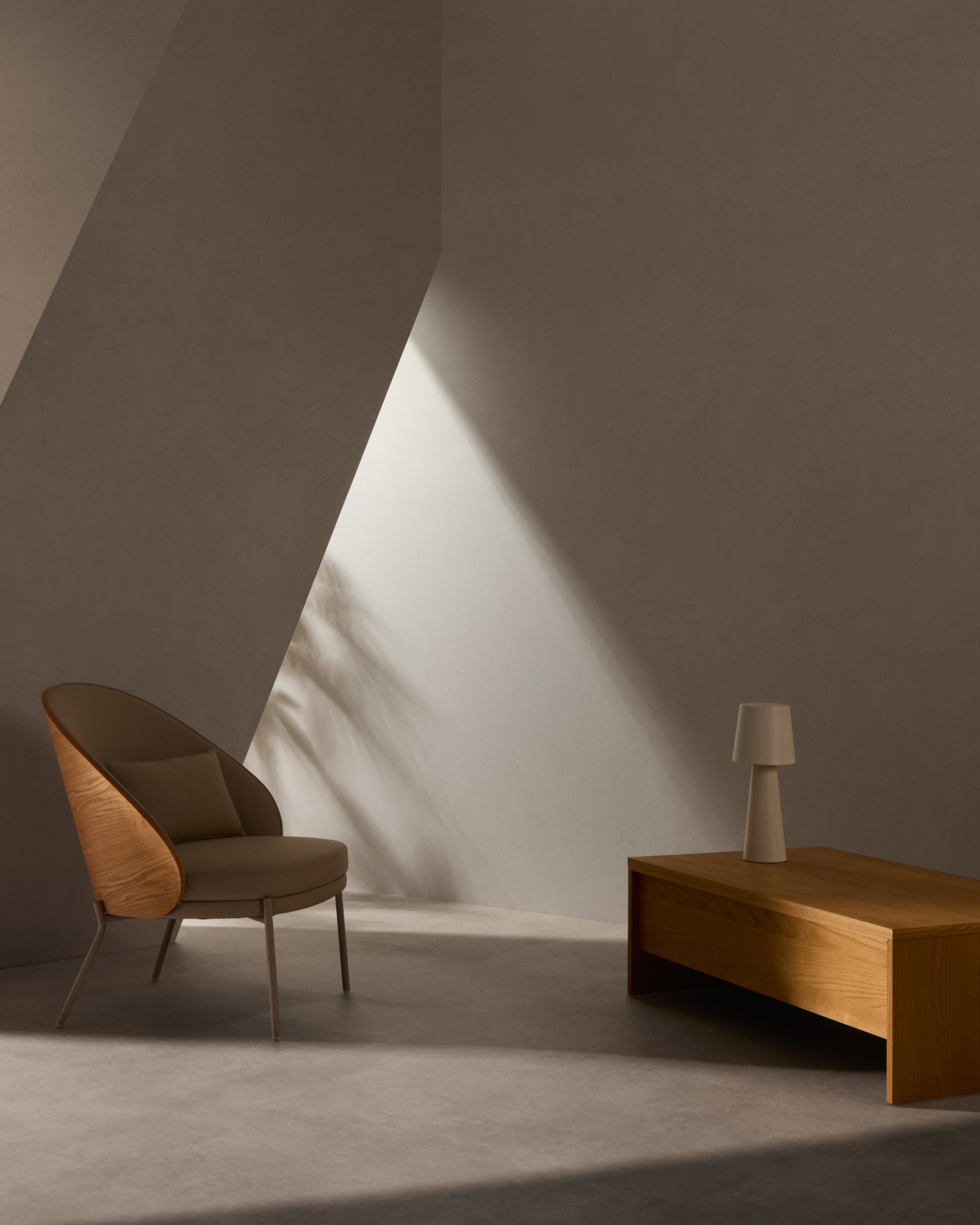 Arenys Маленькая переносная настольная лампа в сером цвете La Forma (ex Julia Grup)