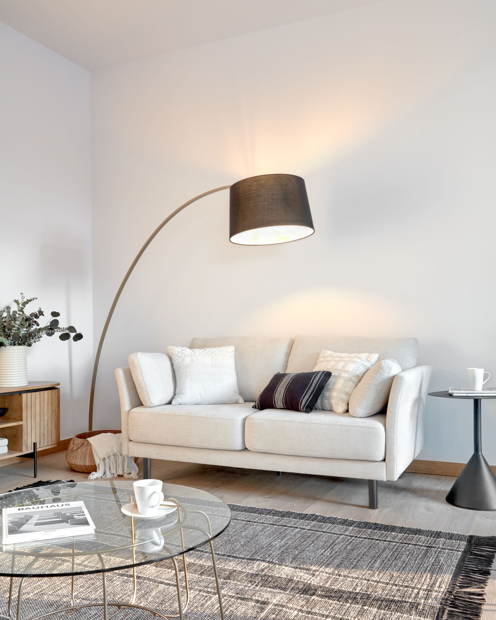 Торшер Juhe из металла золотого цвета и черного мрамора La Forma (ex Julia Grup)