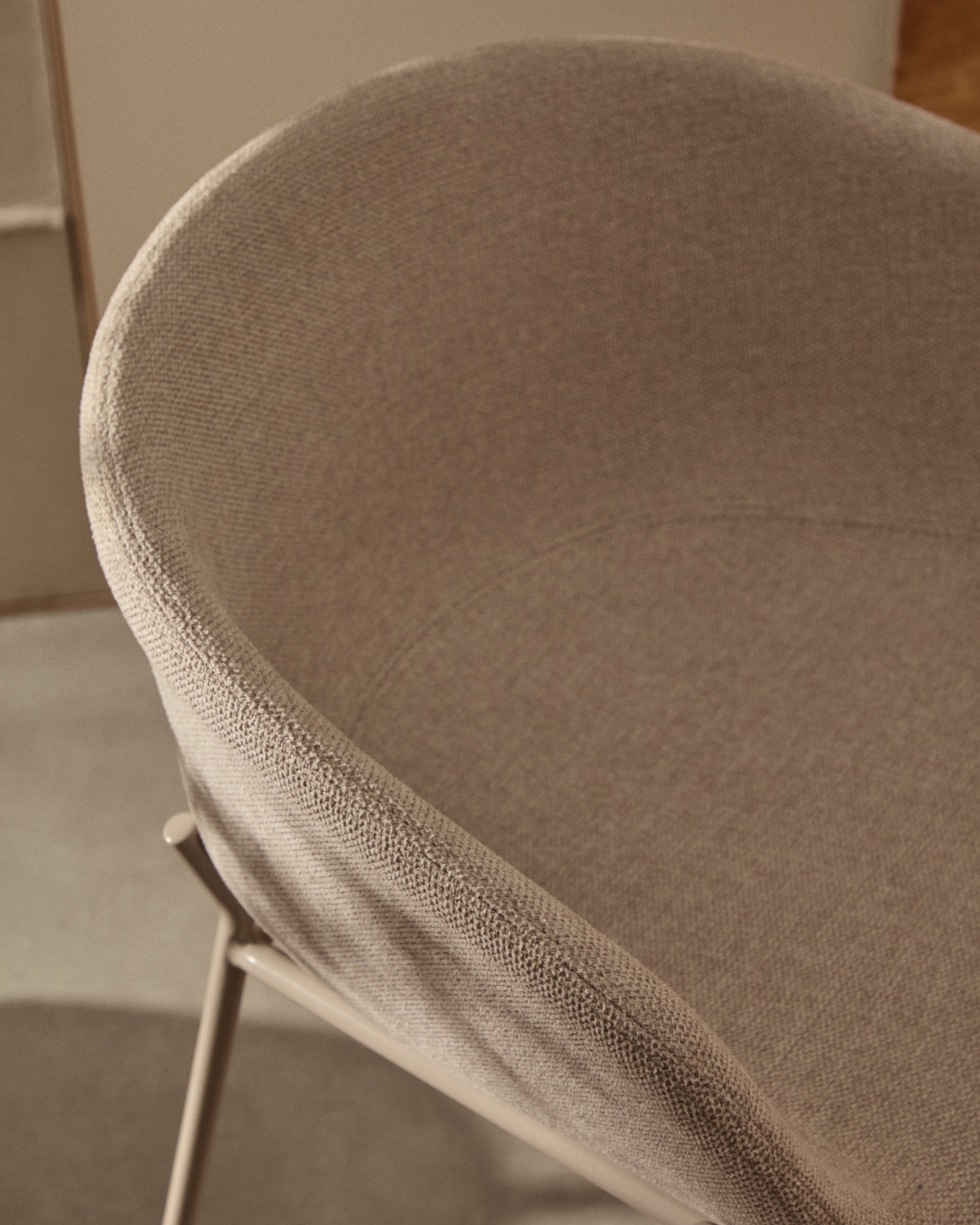 Полубарный стул Yvette из бежевого шенилла с бежевыми стальными ножками 65 см La Forma (ex Julia Grup)