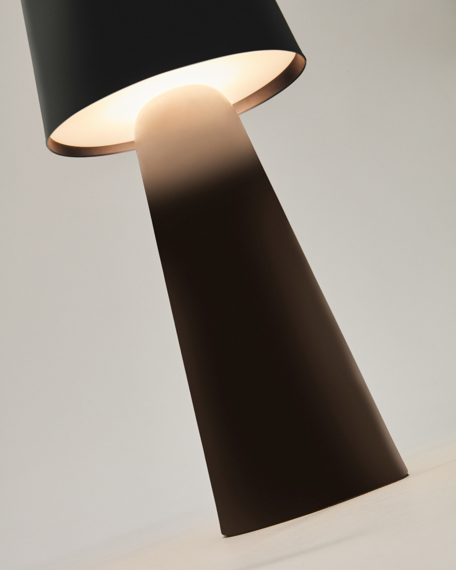 Arenys Большая переносная настольная лампа в черном цвете La Forma 192668