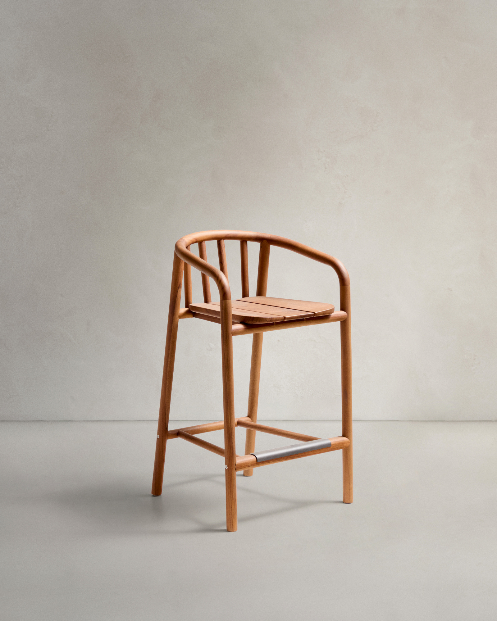 Полубарный стул для улицы Turqueta из дерева, высота 65 см La Forma 262111