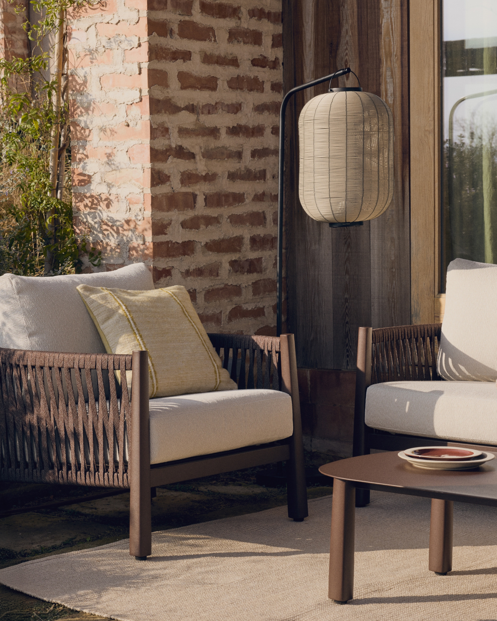 Портативная настольная лампа Saranella из светло-серого искусственного ротанга La Forma 482632