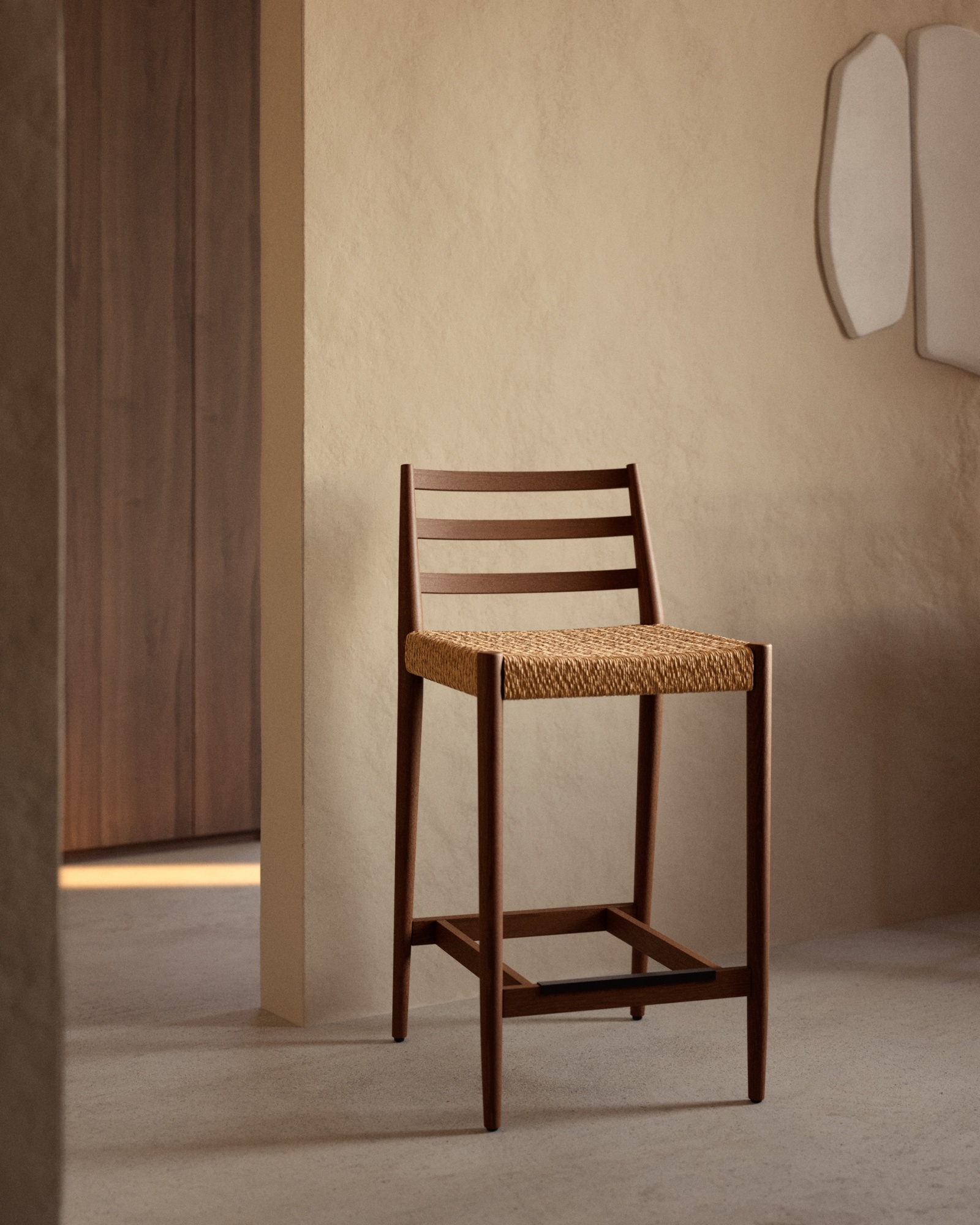 Полубарный стул Analy из массива дуба в отделке орех и веревочным сиденьем 65 см La Forma (ex Julia Grup)