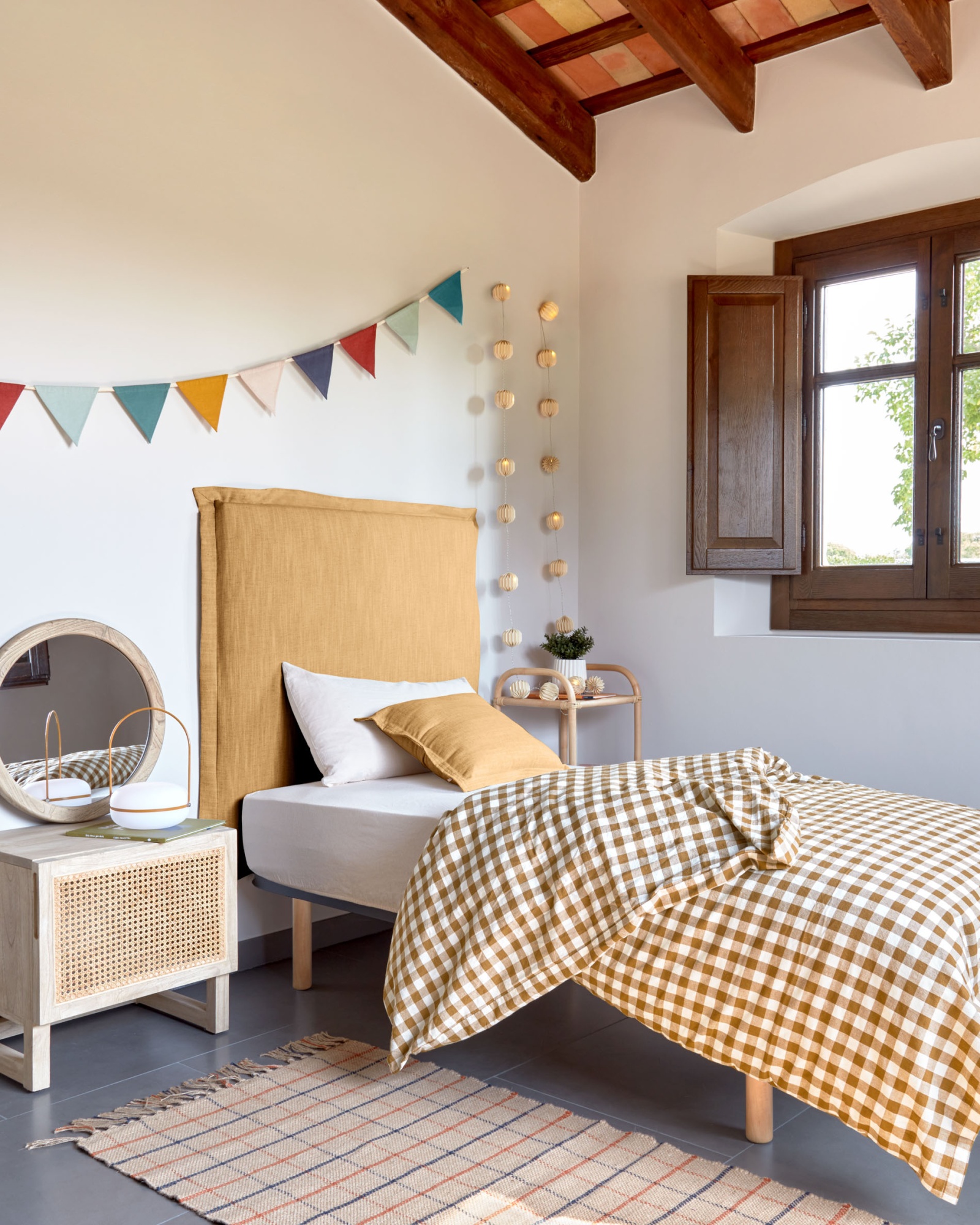 Изголовье из льняной ткани горчичного цвета Tanit со съемным чехлом 106 x 106 см La Forma (ex Julia Grup)