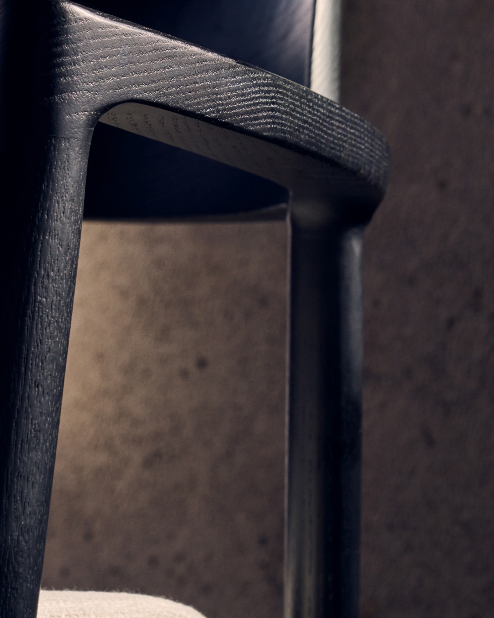 Стул Alocs из бежевой синели из массива дуба с черной отделкой FSC Mix Credit (съемный чехол) La Forma (ex Julia Grup)