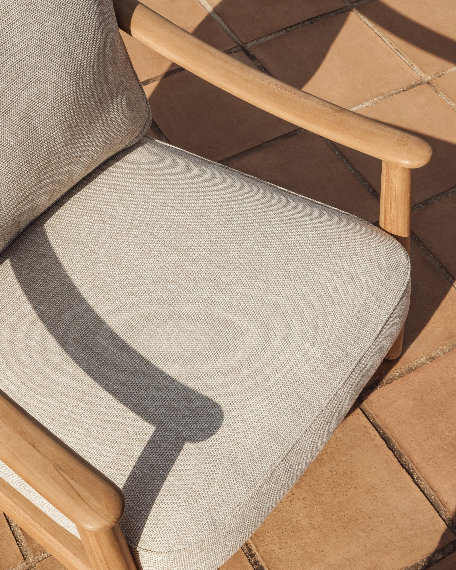 Уличное кресло Elunda из тикового дерева и бежевой веревки La Forma 482217