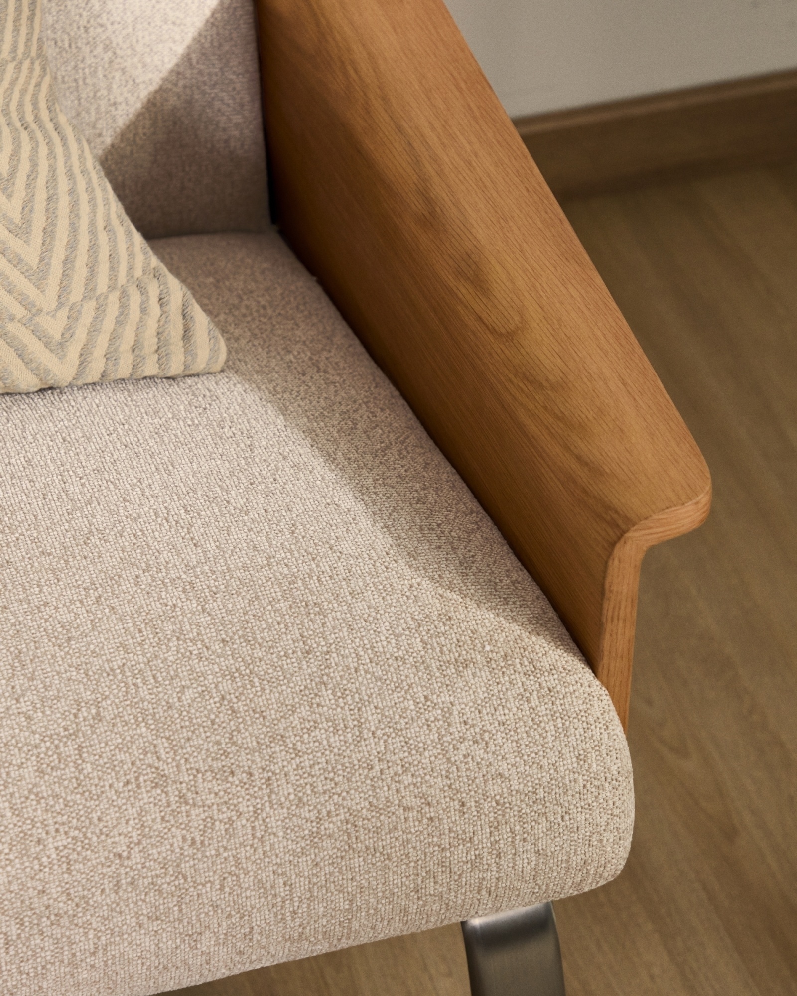 3-местный диван Amsen бежевый с подлокотниками из шпона дуба La Forma (ex Julia Grup)