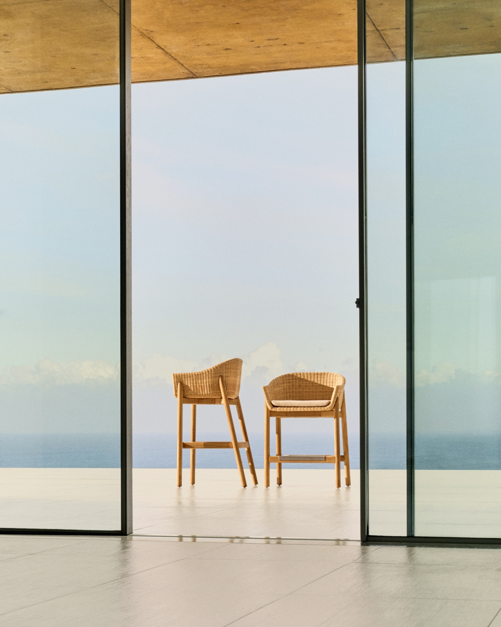 Полубарный стул Galea из тикового дерева и синтетического ротанга, 65 см La Forma (ex Julia Grup)