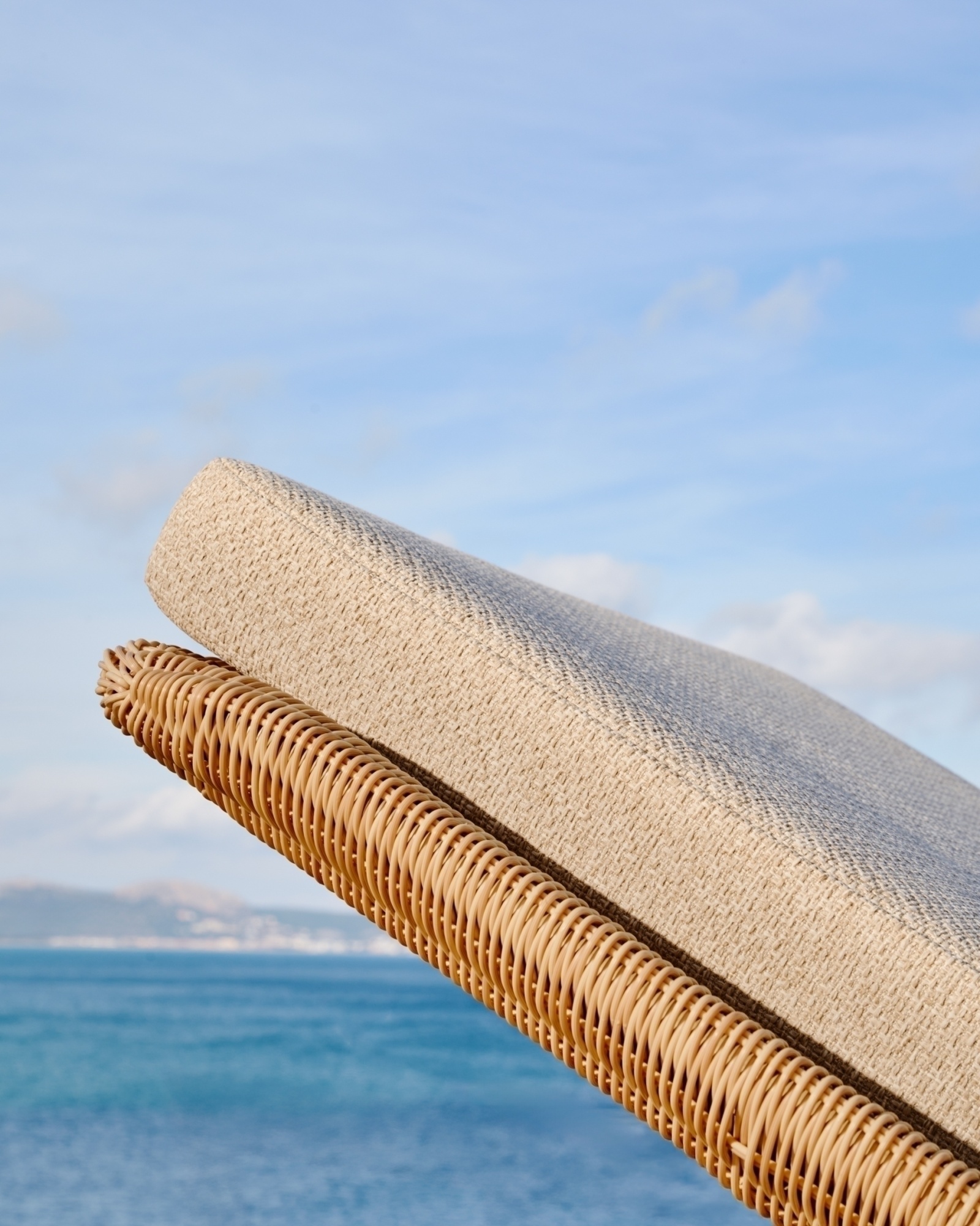 Шезлонг Galea из тикового дерева и синтетического ротанга La Forma (ex Julia Grup)