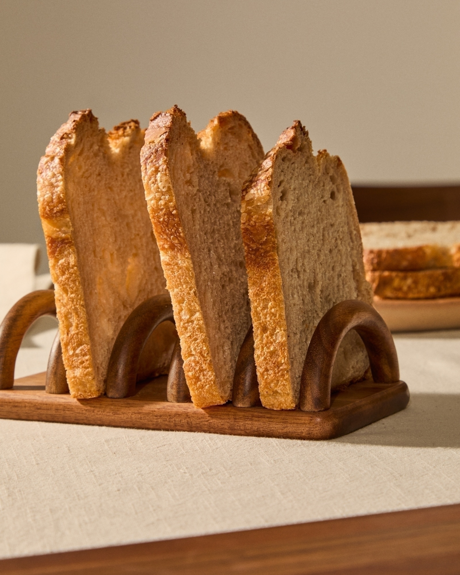 Подставка для тостов Nukha из древесины акации La Forma (ex Julia Grup)