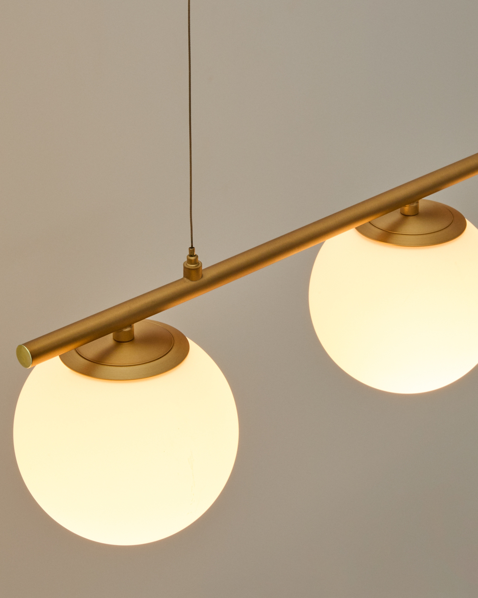 Люстра Brisia из металла в латунной отделке с 3 стеклянными плафонами Ø15 см La Forma 445199