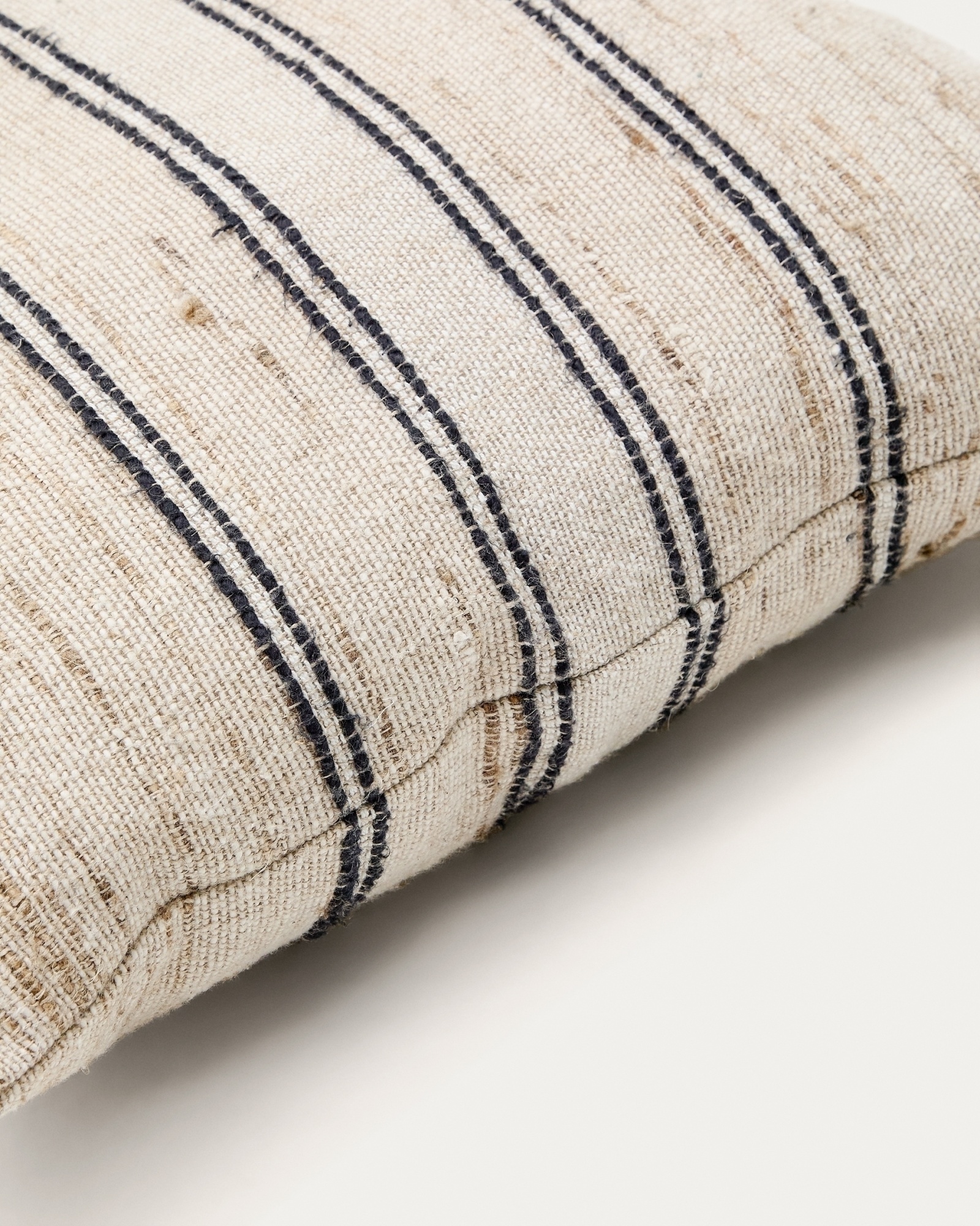 Чехол для подушки Dorien бежевого цвета c ткаными полосками 45 x 45 см La Forma (ex Julia Grup)