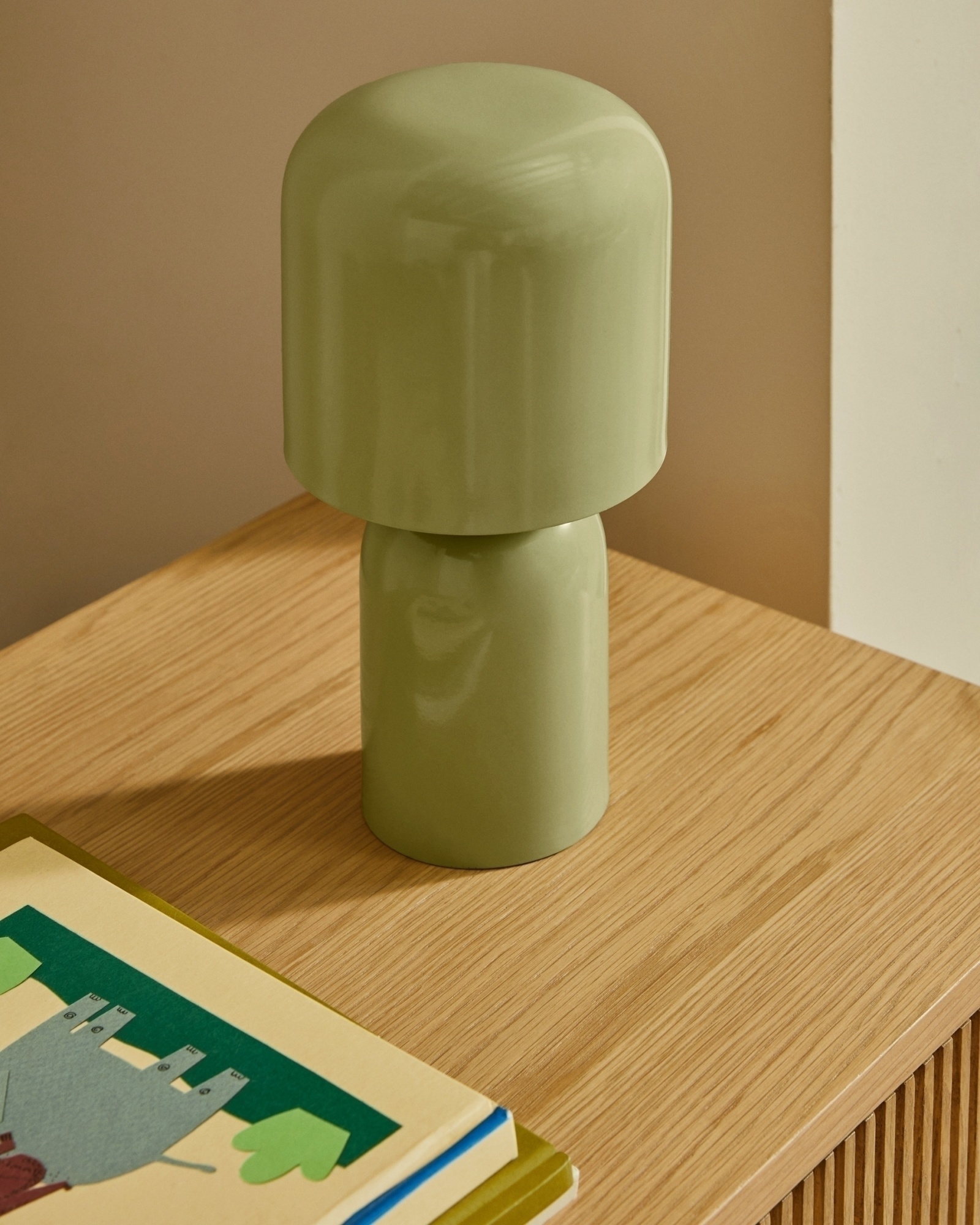 Комод Helvine с 3 ящиками из дубового шпона и закаленного стекла, 86 x 79 La Forma (ex Julia Grup)