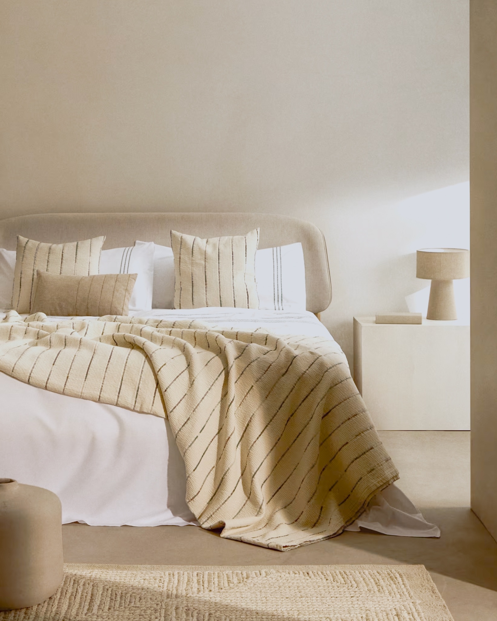 Octavia Кровать из ясеневой фанеры с белым мягким изголовьем 160 x 200 см La Forma (ex Julia Grup)