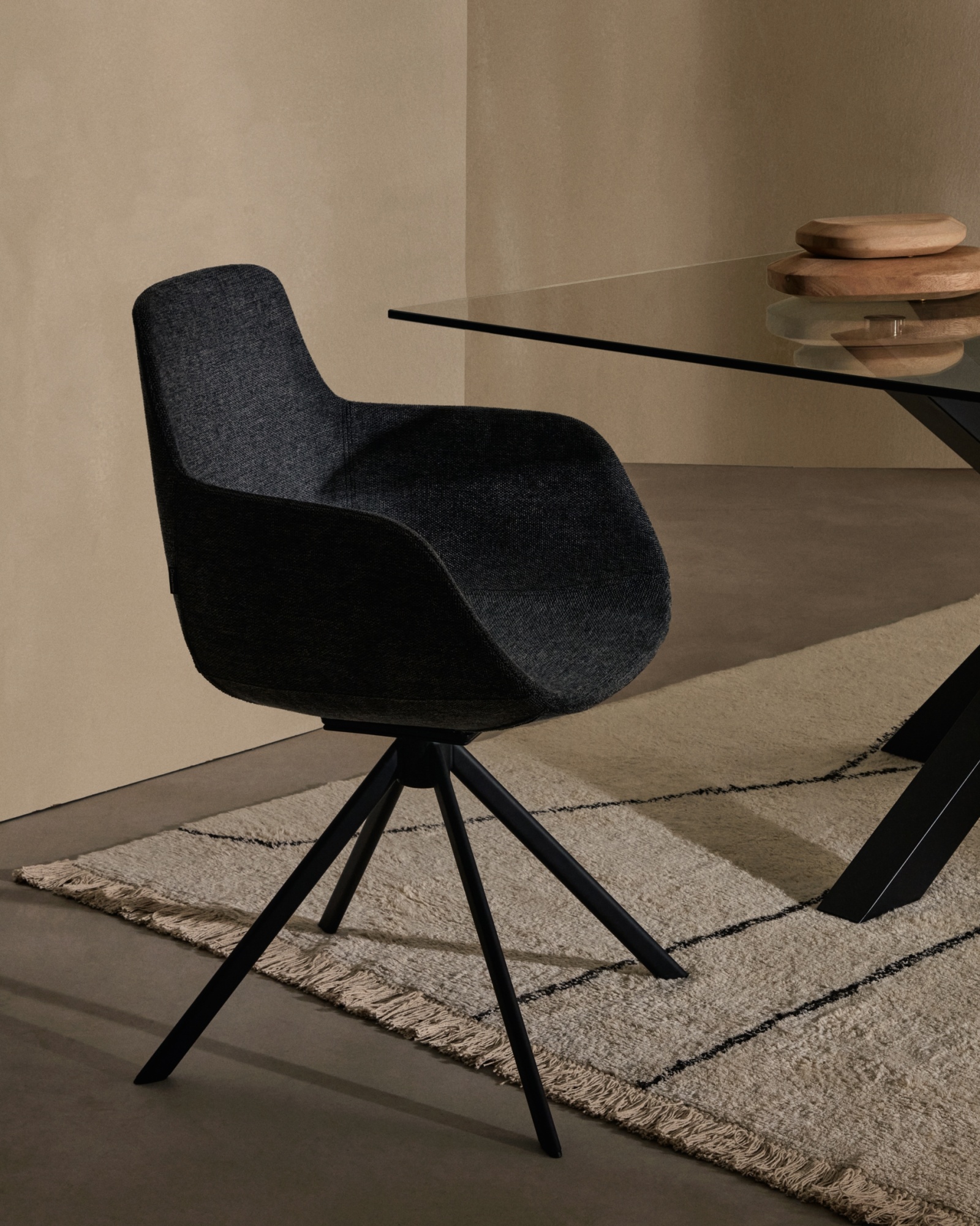 Поворотное рабочее кресло Tissiana из темно-серой синели и черного матового алюминия La Forma (ex Julia Grup)