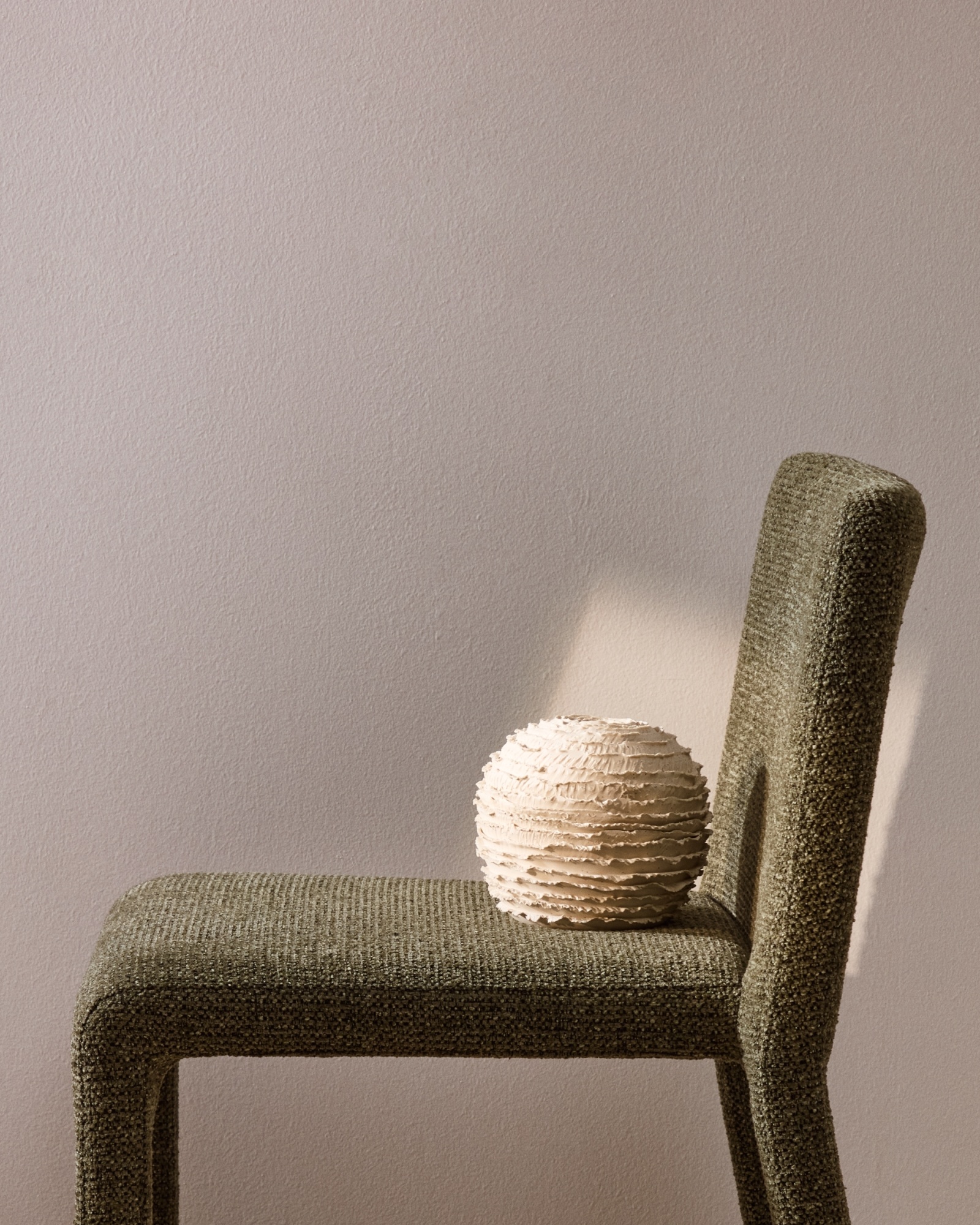 Ваза Evania из бежевой керамики 15 см La Forma (ex Julia Grup)