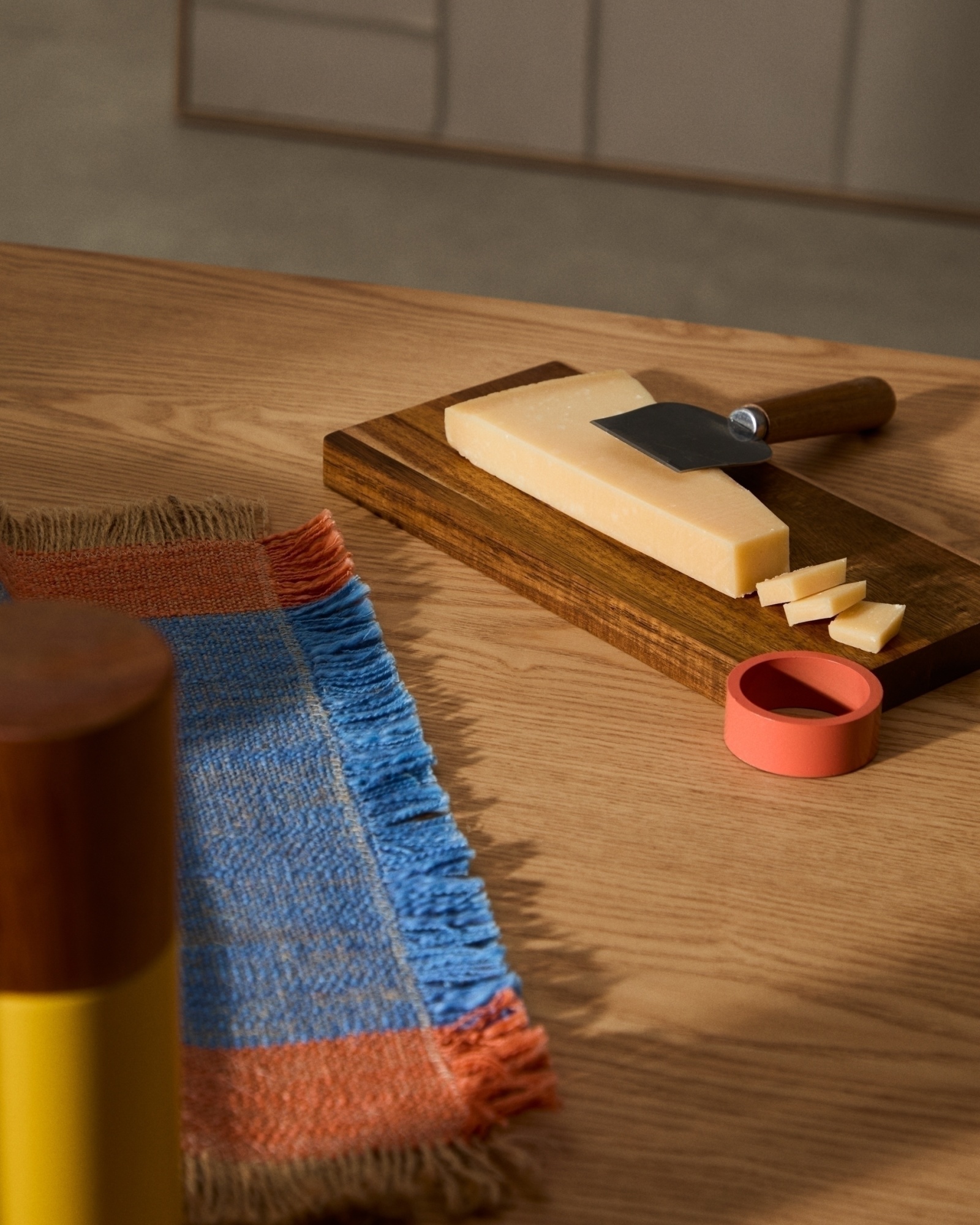 Сервировочная доска Zairin из акации с ручкой из розового металла La Forma (ex Julia Grup)