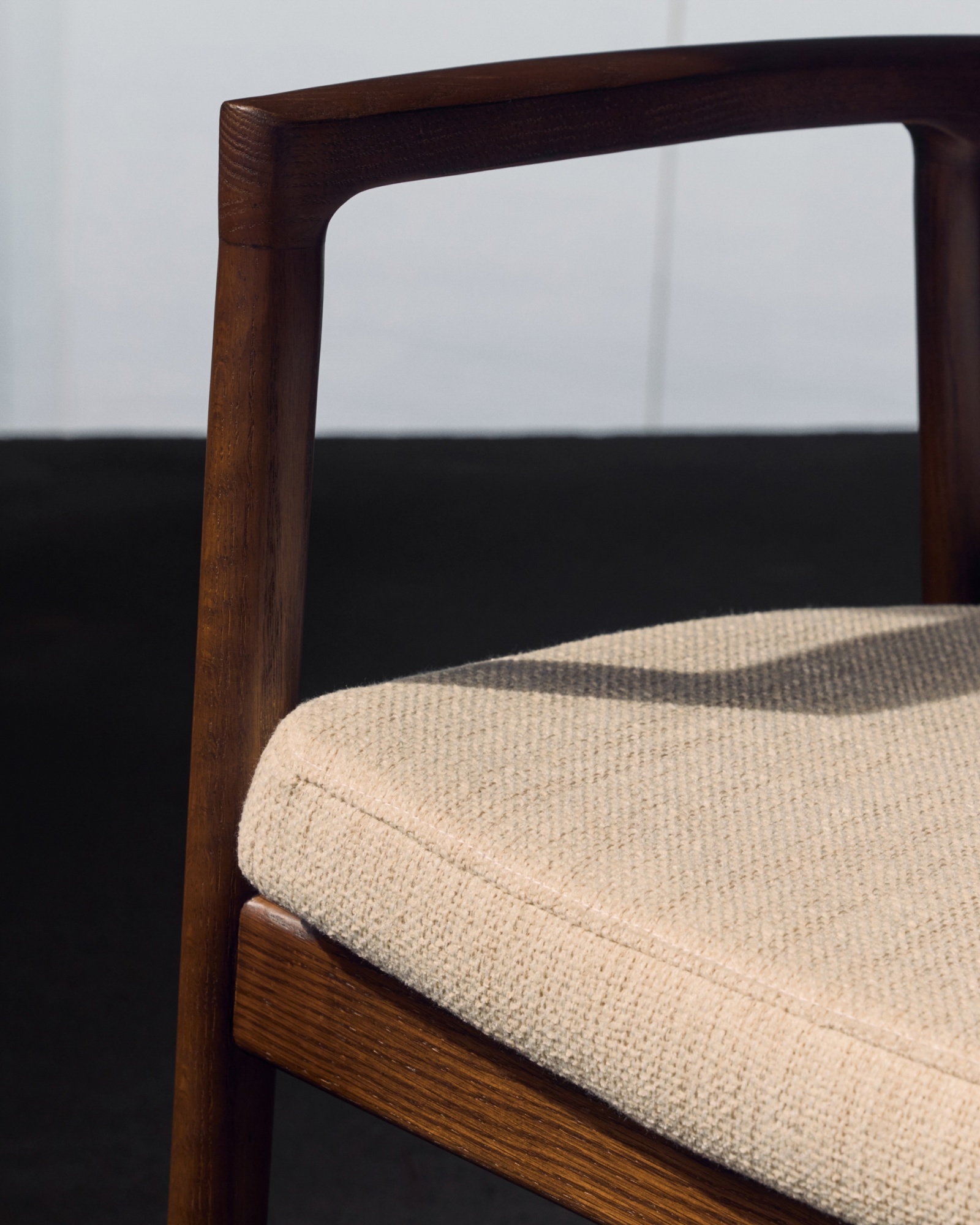 Стул Alocs из бежевой синели из массива дуба с отделкой орех FSC Mix Credit (съемный чехол) La Forma (ex Julia Grup)