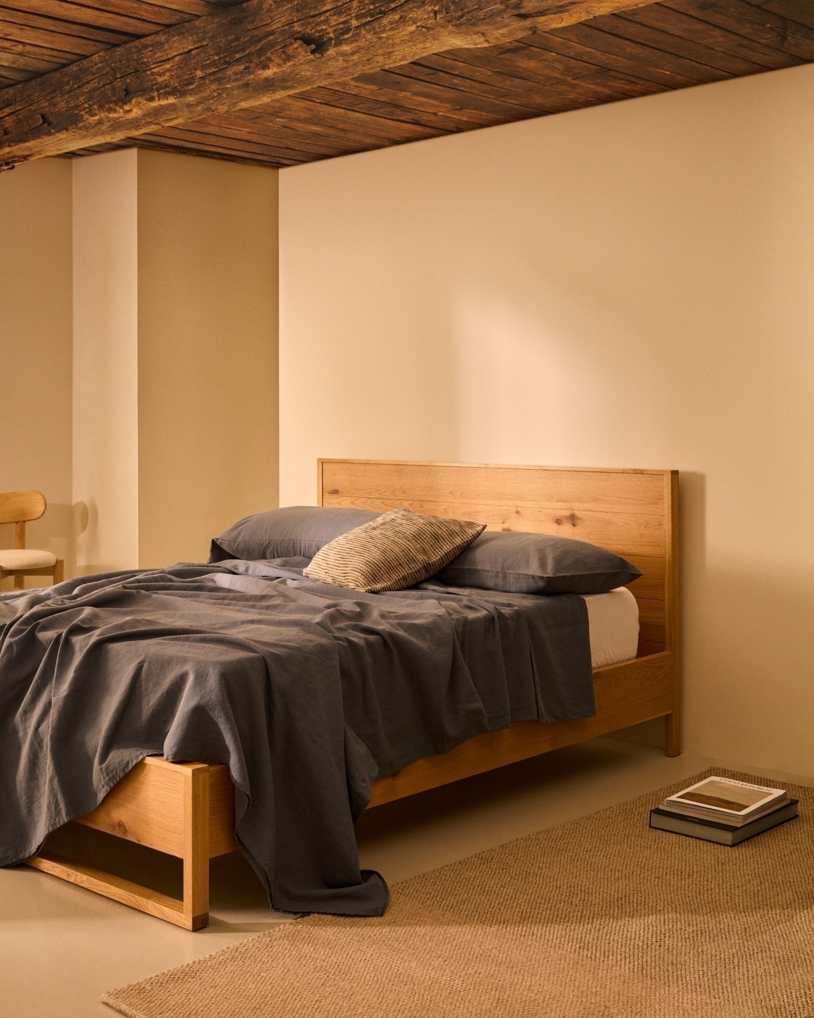 Кровать Alguema из дубового шпона с натуральной отделкой для матраса 180 x 200 La Forma (ex Julia Grup)