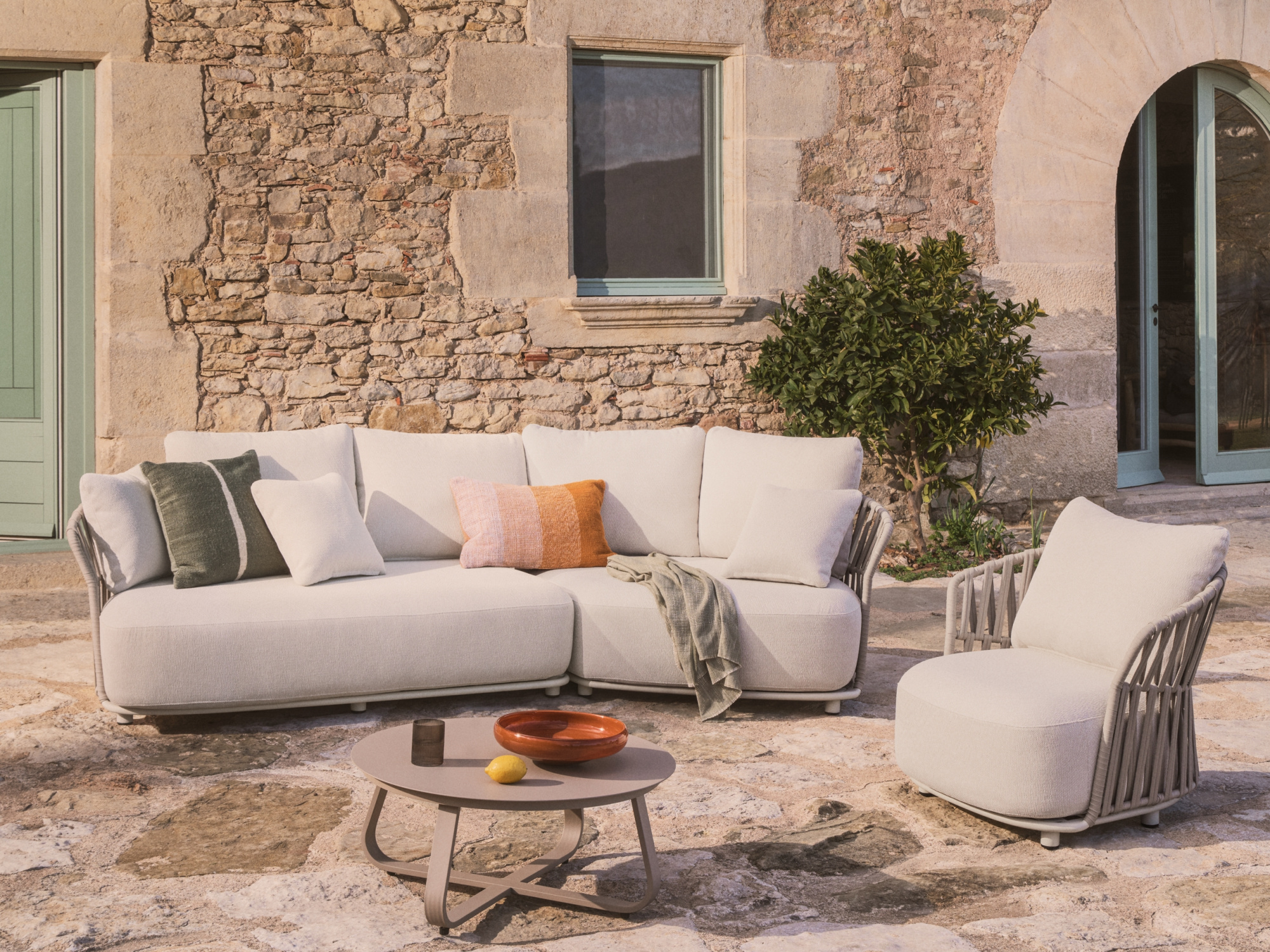 Изогнутый модуль уличного дивана Osani из алюминия экрю и веревки цвета таупе 167 см La Forma 482317