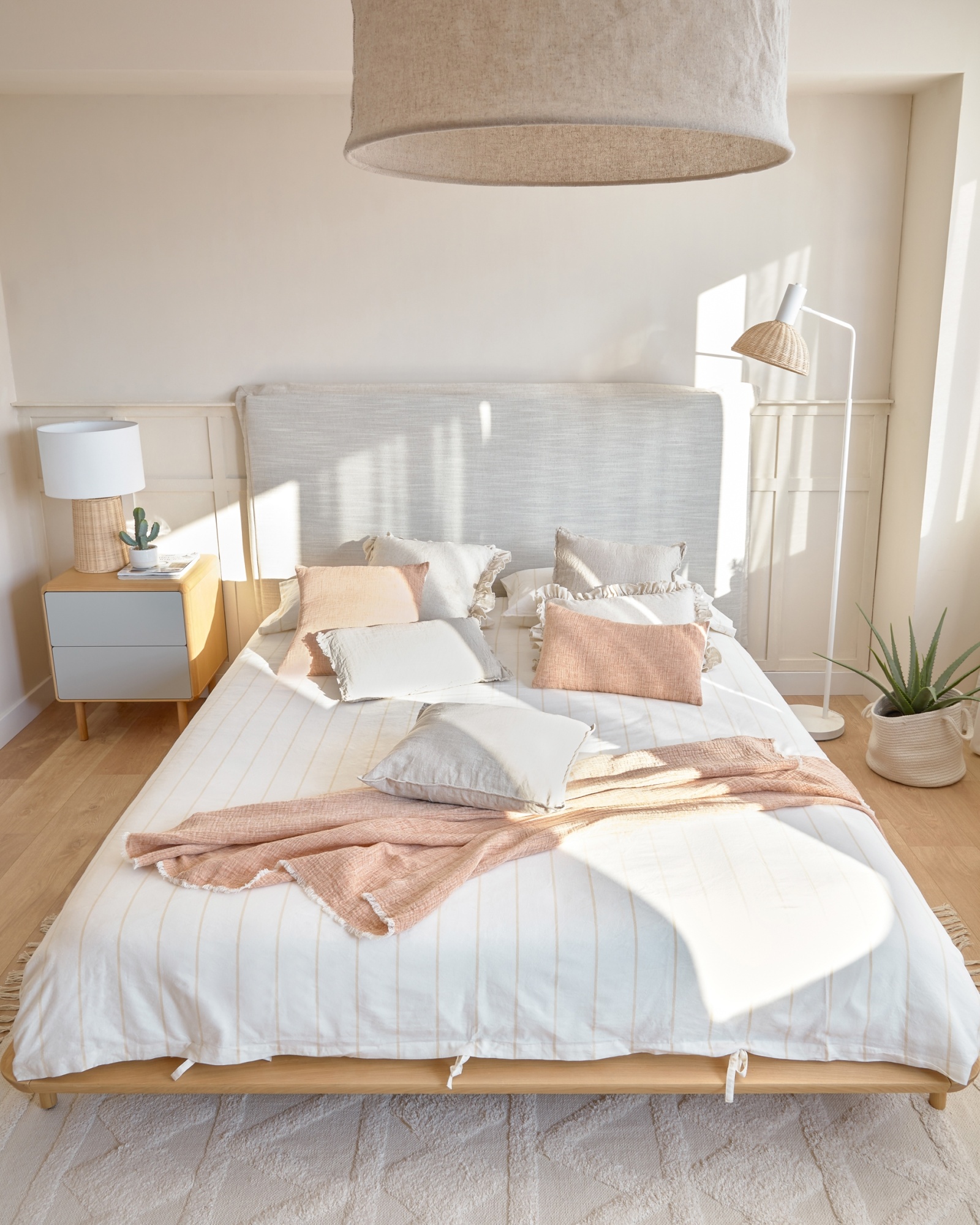 Прикроватная тумбочка Anielle из массива и ясеневого шпона 50 x 58 см La Forma (ex Julia Grup)