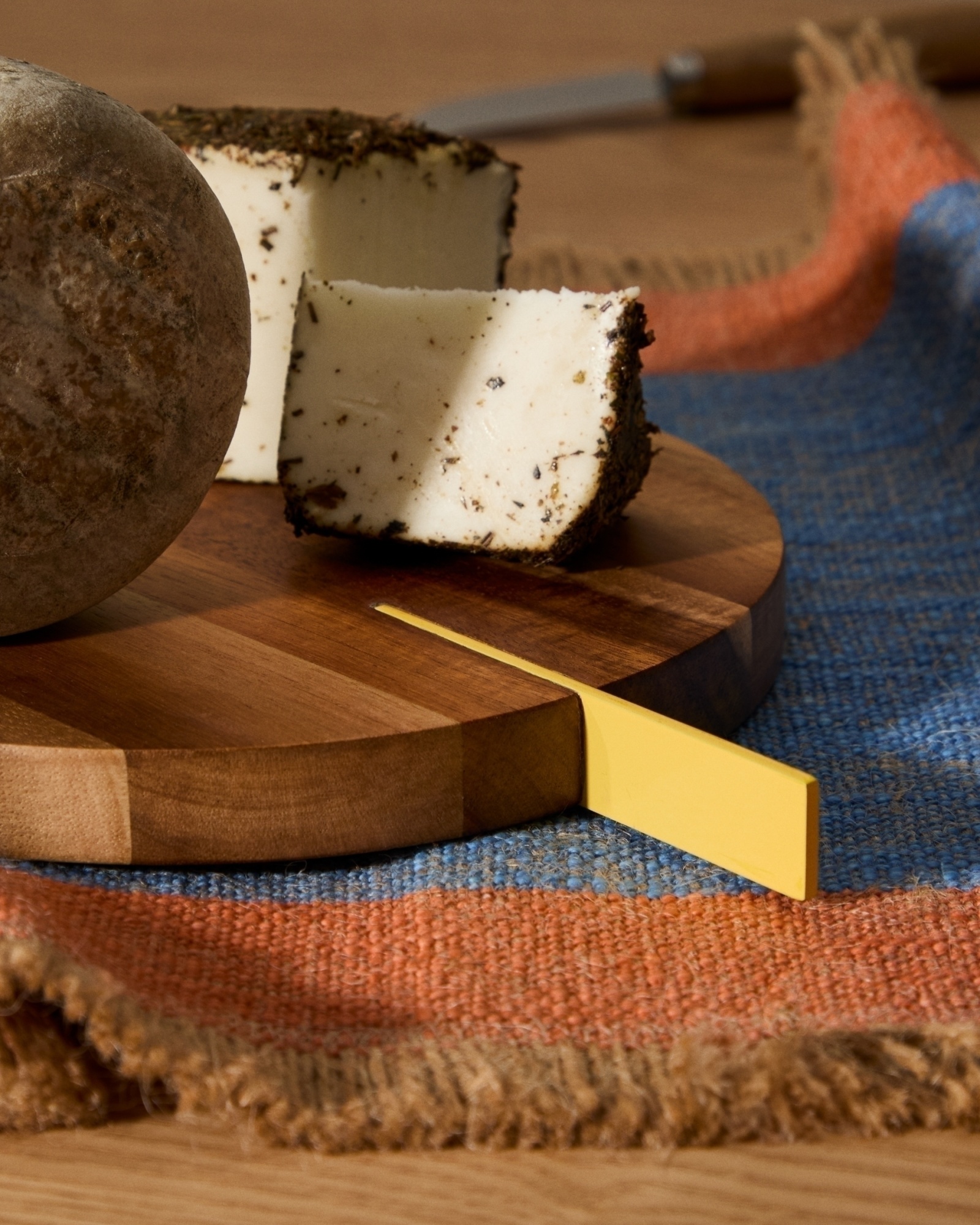 Zairin Сервировочная доска из 100% акации с ручкой из желтого металла La Forma (ex Julia Grup)