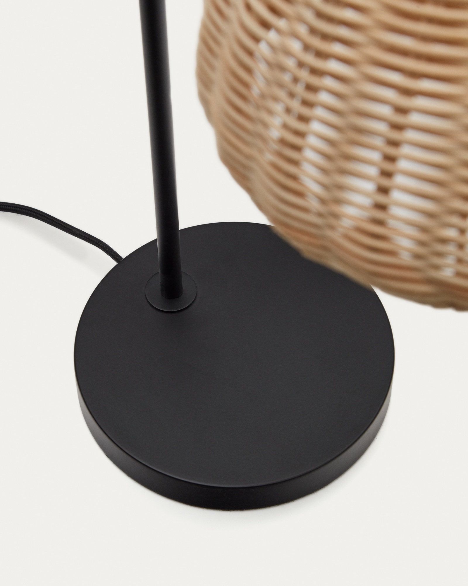 Damila Настольная лампа из ротанга и черного металла La Forma (ex Julia Grup)