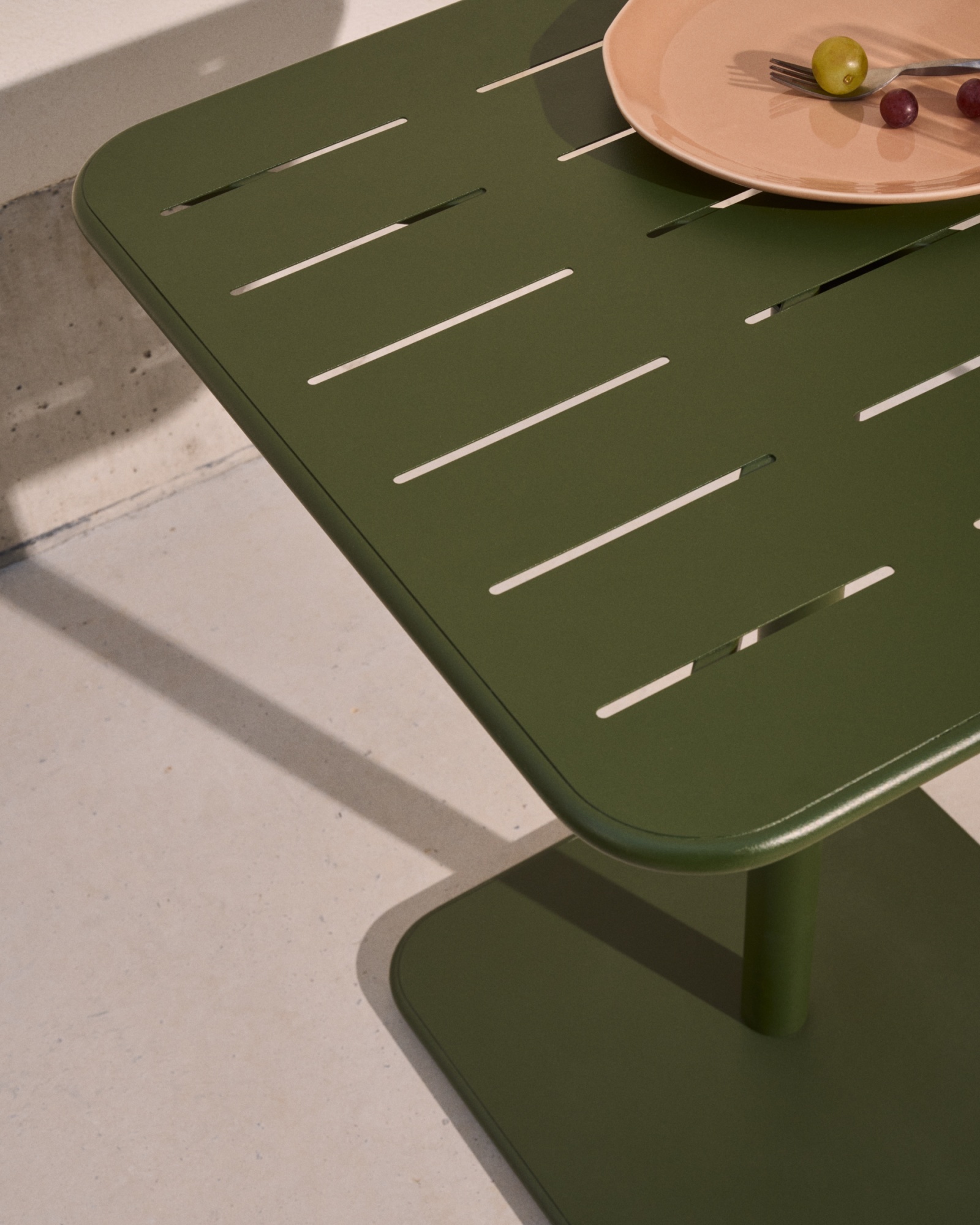 Уличный стол Brai из зеленой оцинкованной стали 70 x 70 см La Forma (ex Julia Grup)