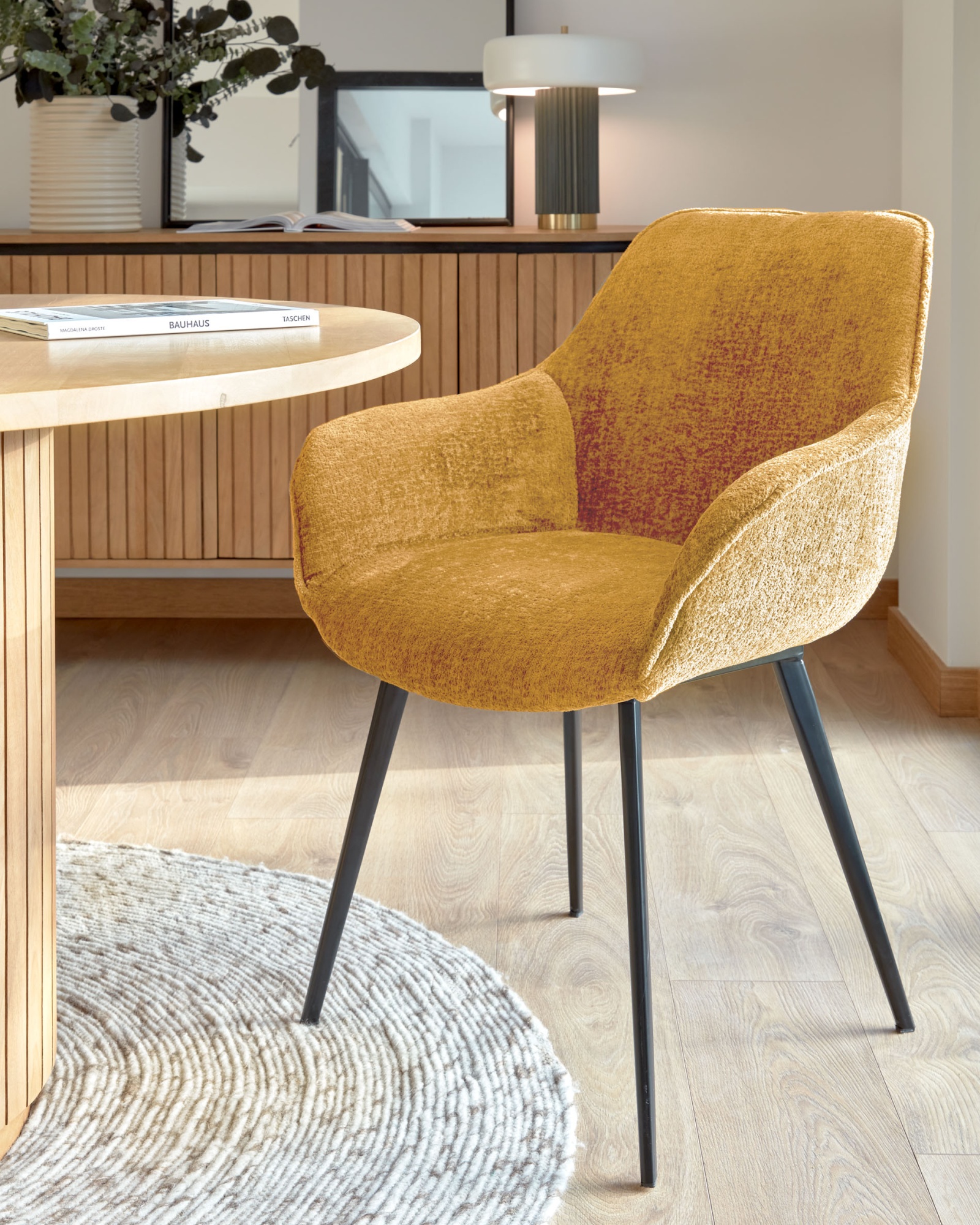 Круглый стол Licia из массива манго с натуральной отделкой Ø 120 см La Forma (ex Julia Grup)