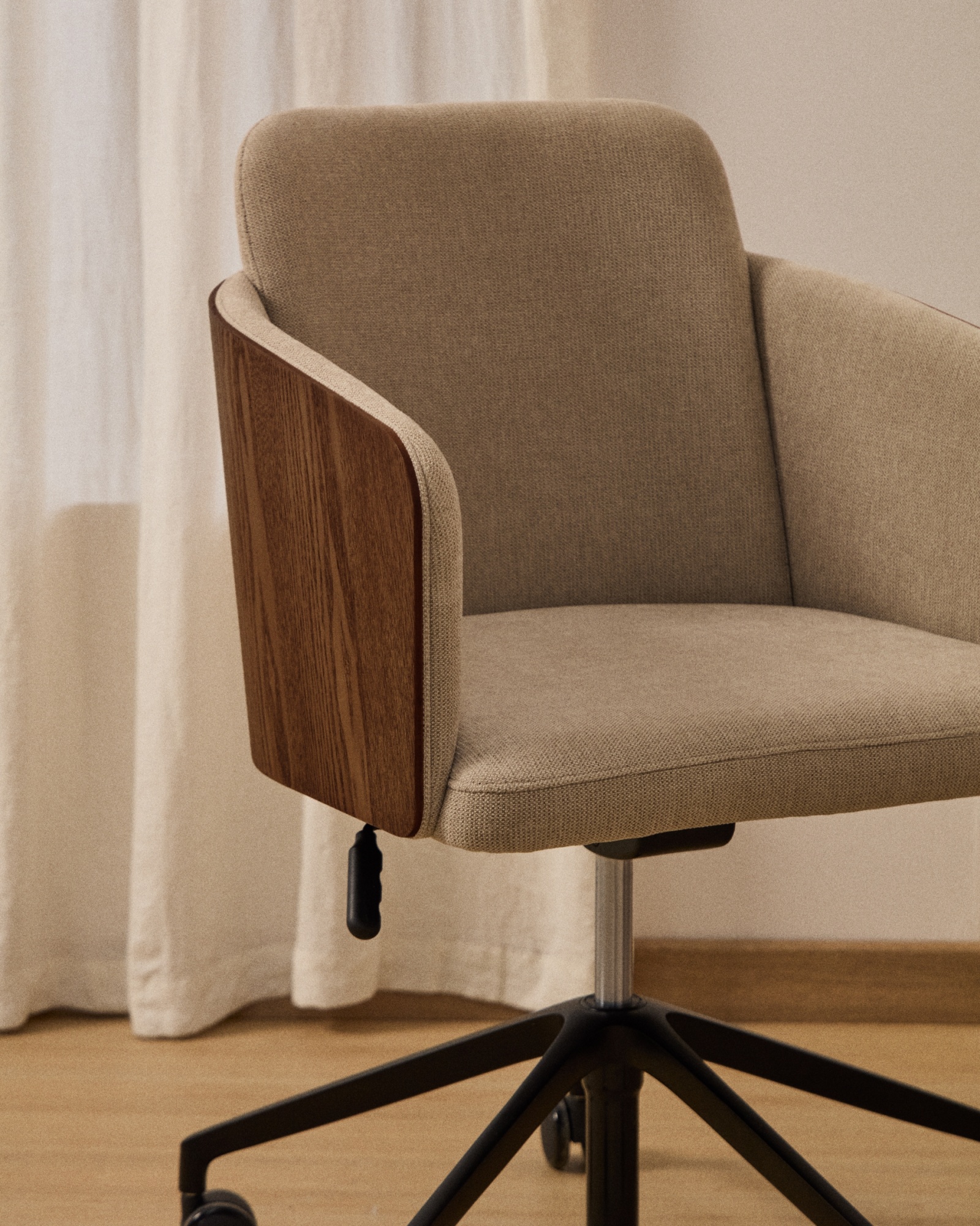 Офисный стул Madai из коричневого шенилла и ясеневого шпона La Forma (ex Julia Grup)