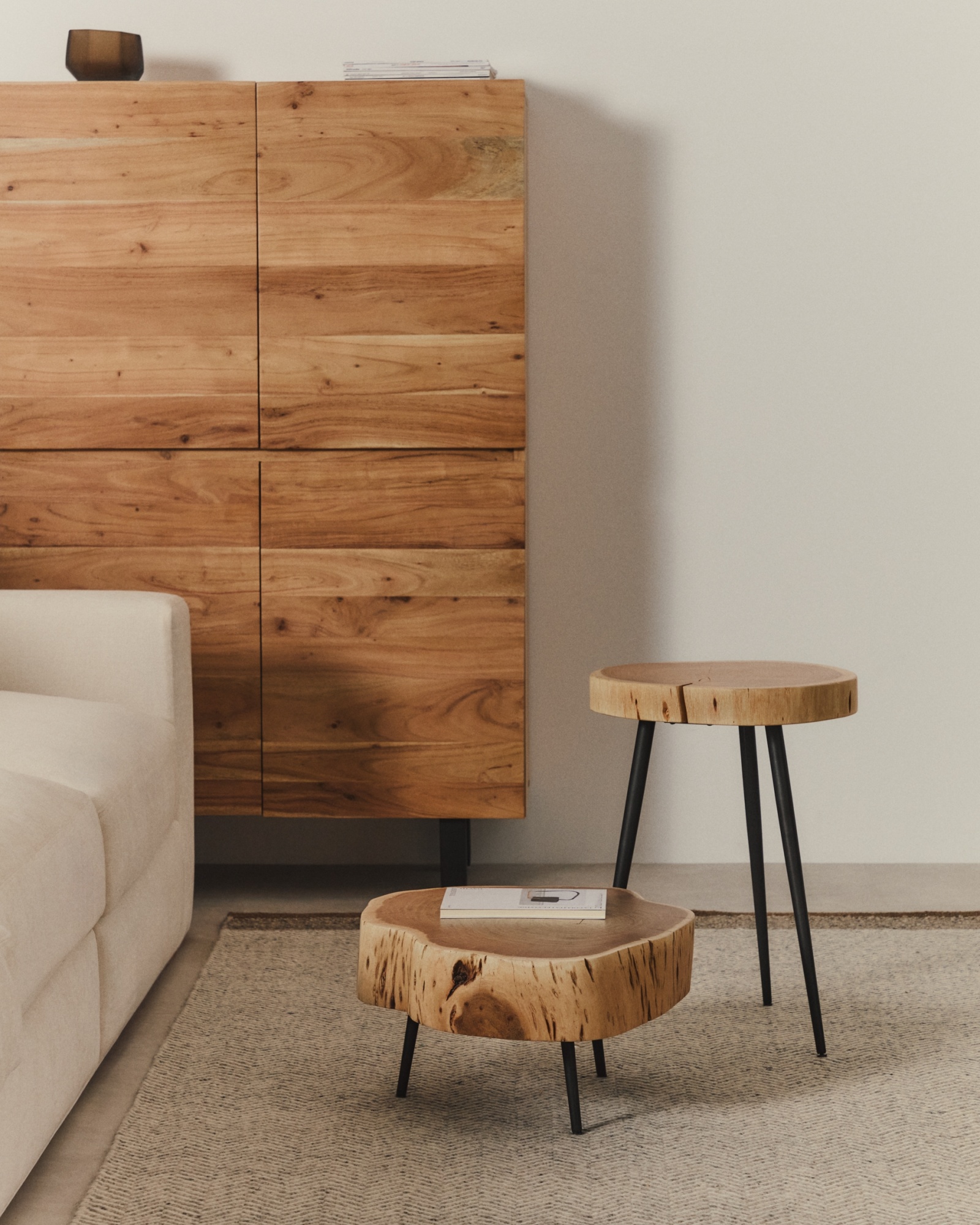 Приставной столик Tanive из акации с выбеленной отделкой и черными стальными ножками Ø35 см La Forma (ex Julia Grup)