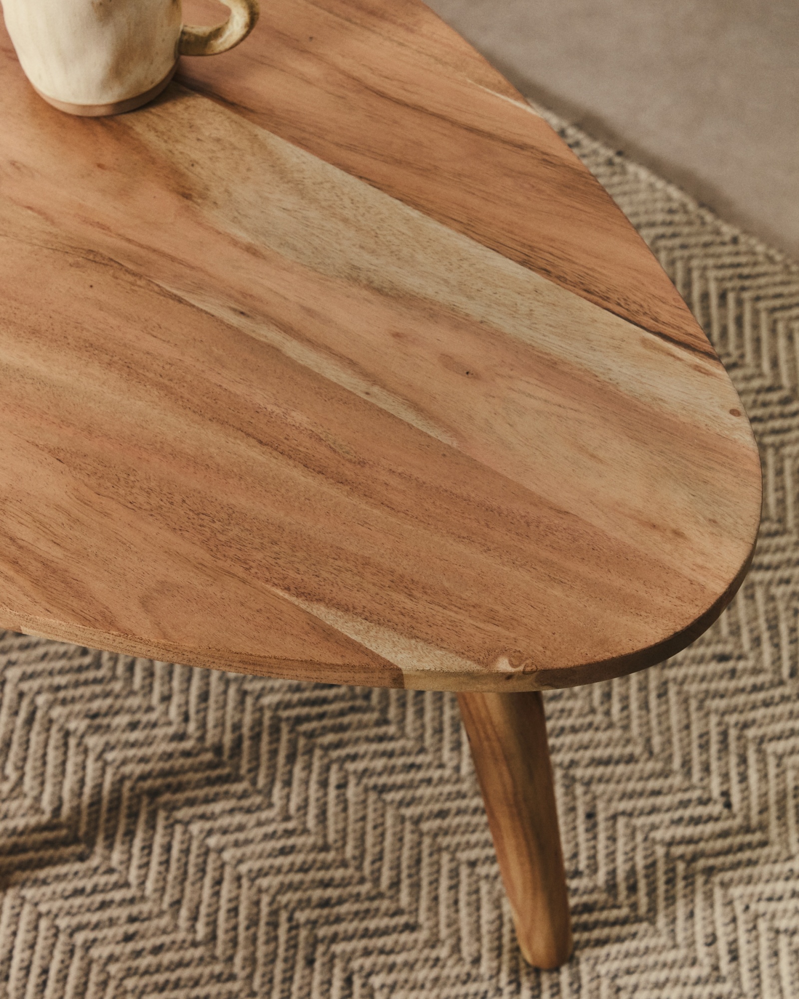 Журнальный столик Duvani из массива акации с выбеленной отделкой Ø110 x 60 La Forma (ex Julia Grup)