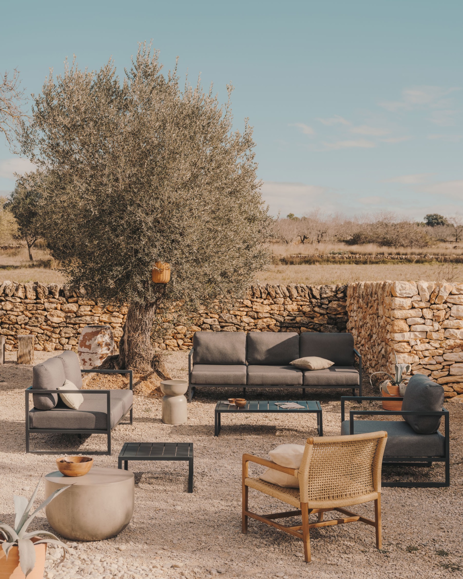 Comova Уличный 2-местный диван светло-серый с зеленым алюминиевым каркасом 150 см La Forma (ex Julia Grup)