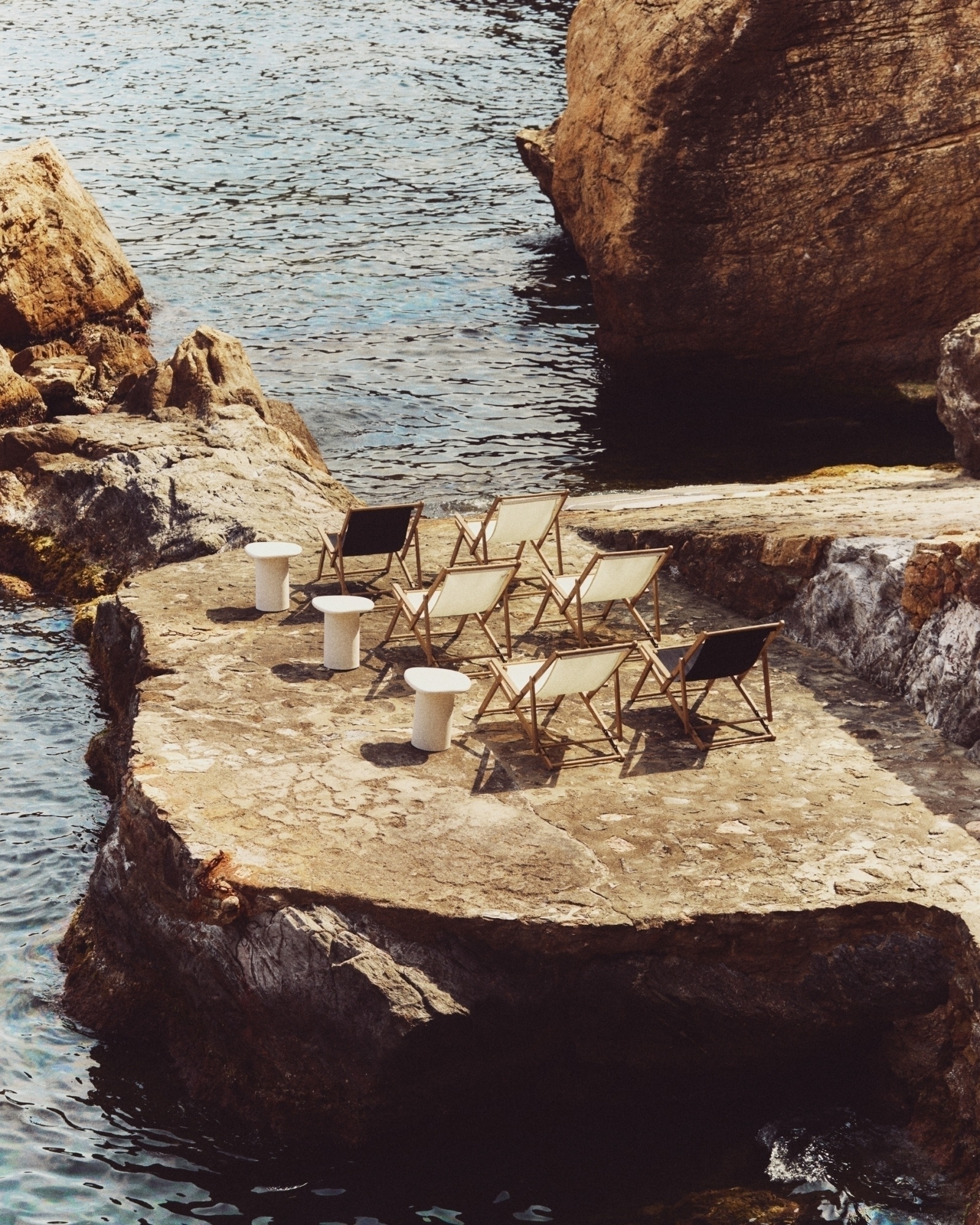 Складное кресло Vilara для улицы из акации и текстиля черного цвета La Forma (ex Julia Grup)