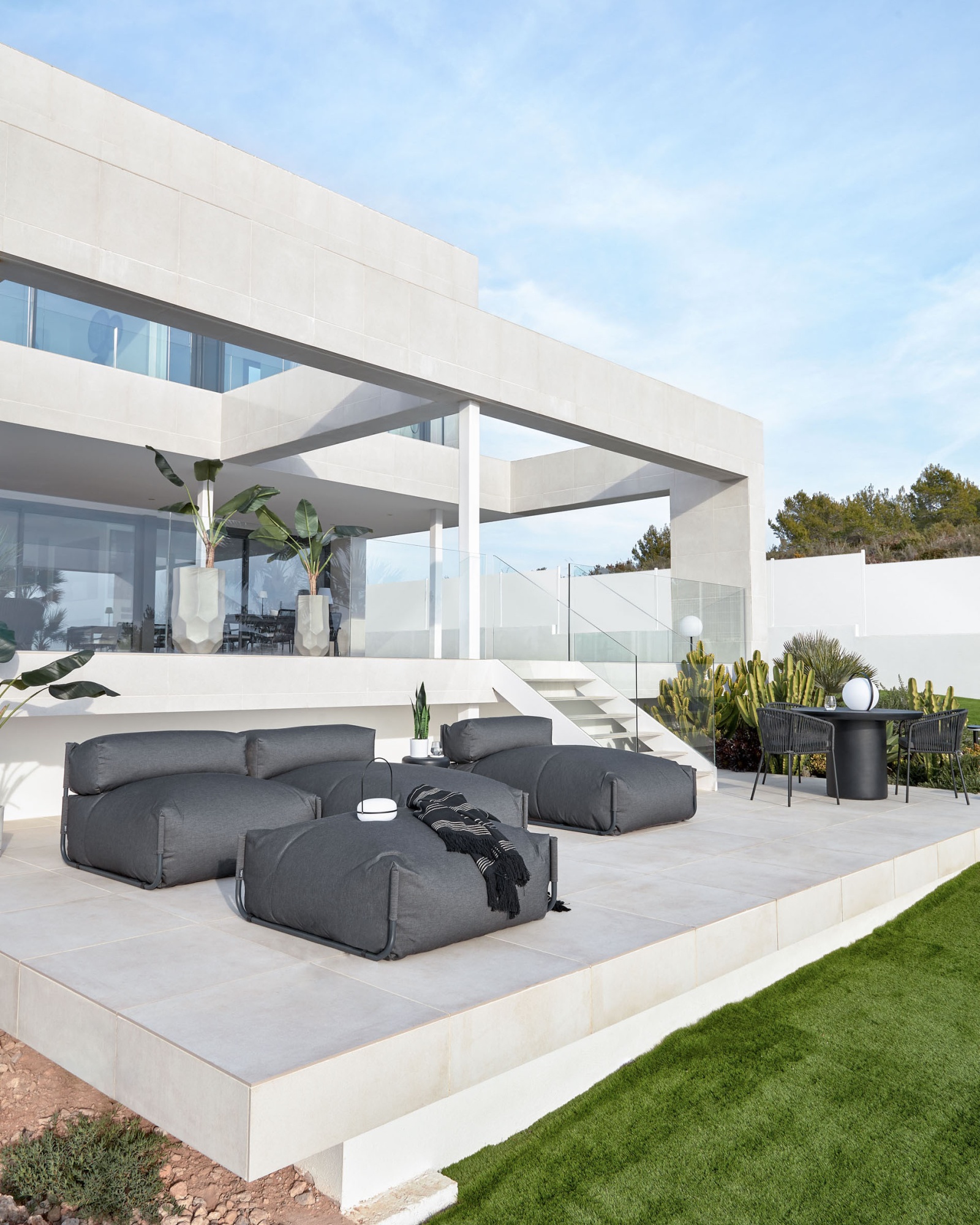 Переносная настольная лампа Tea из полиэтилена и металла с черной отделкой La Forma (ex Julia Grup)