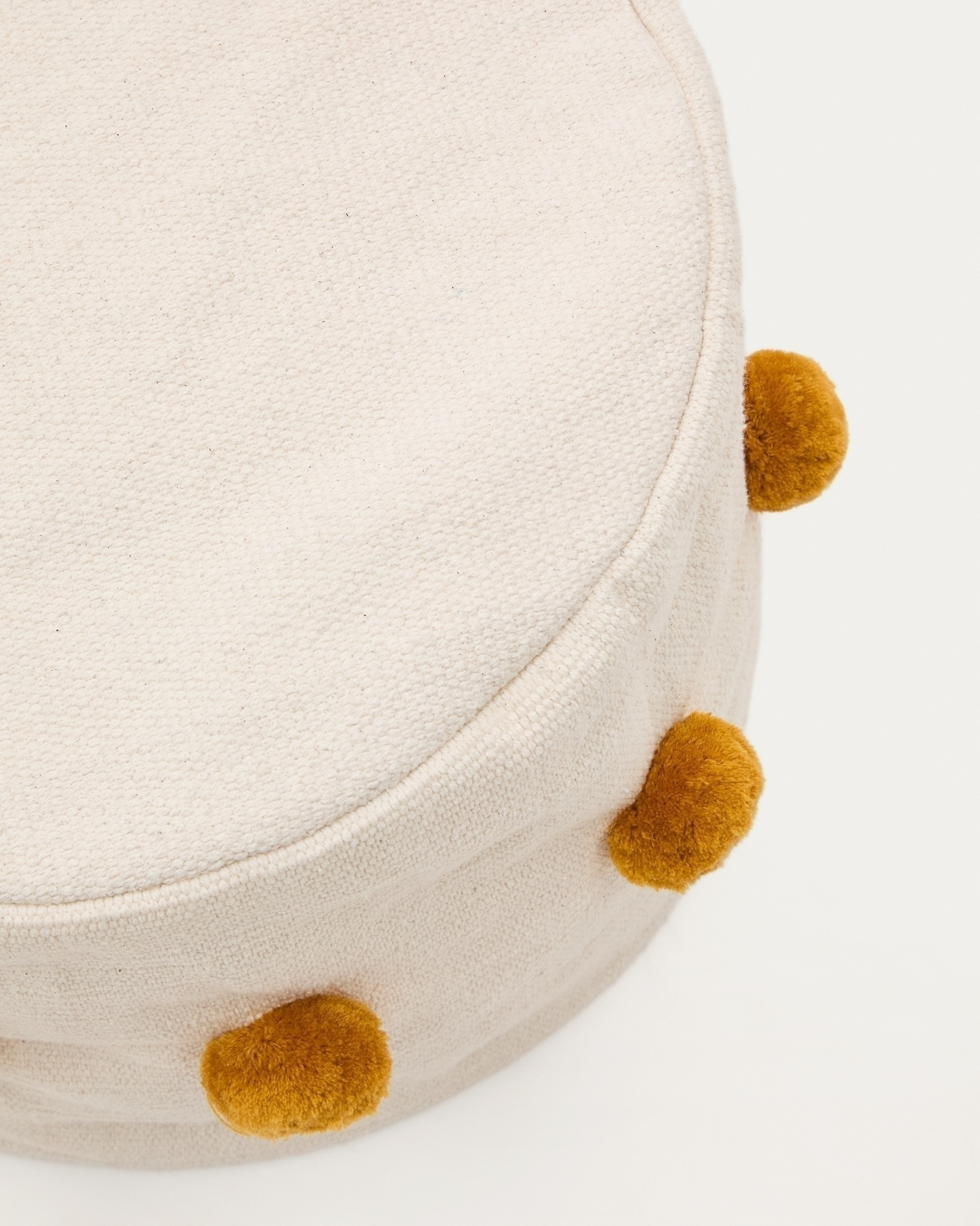 Пуф Manua бежевый с кисточками горчичного цвета, Ø 40 см La Forma (ex Julia Grup)